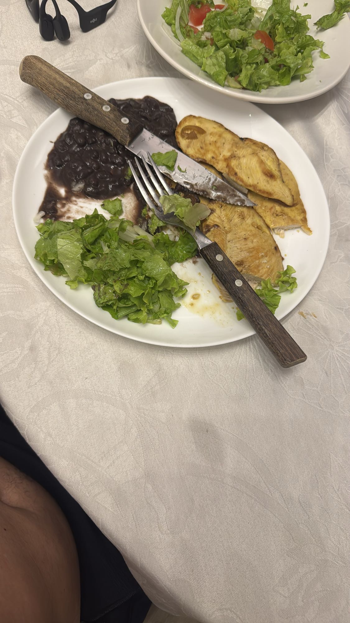 Frango com feijão e salada