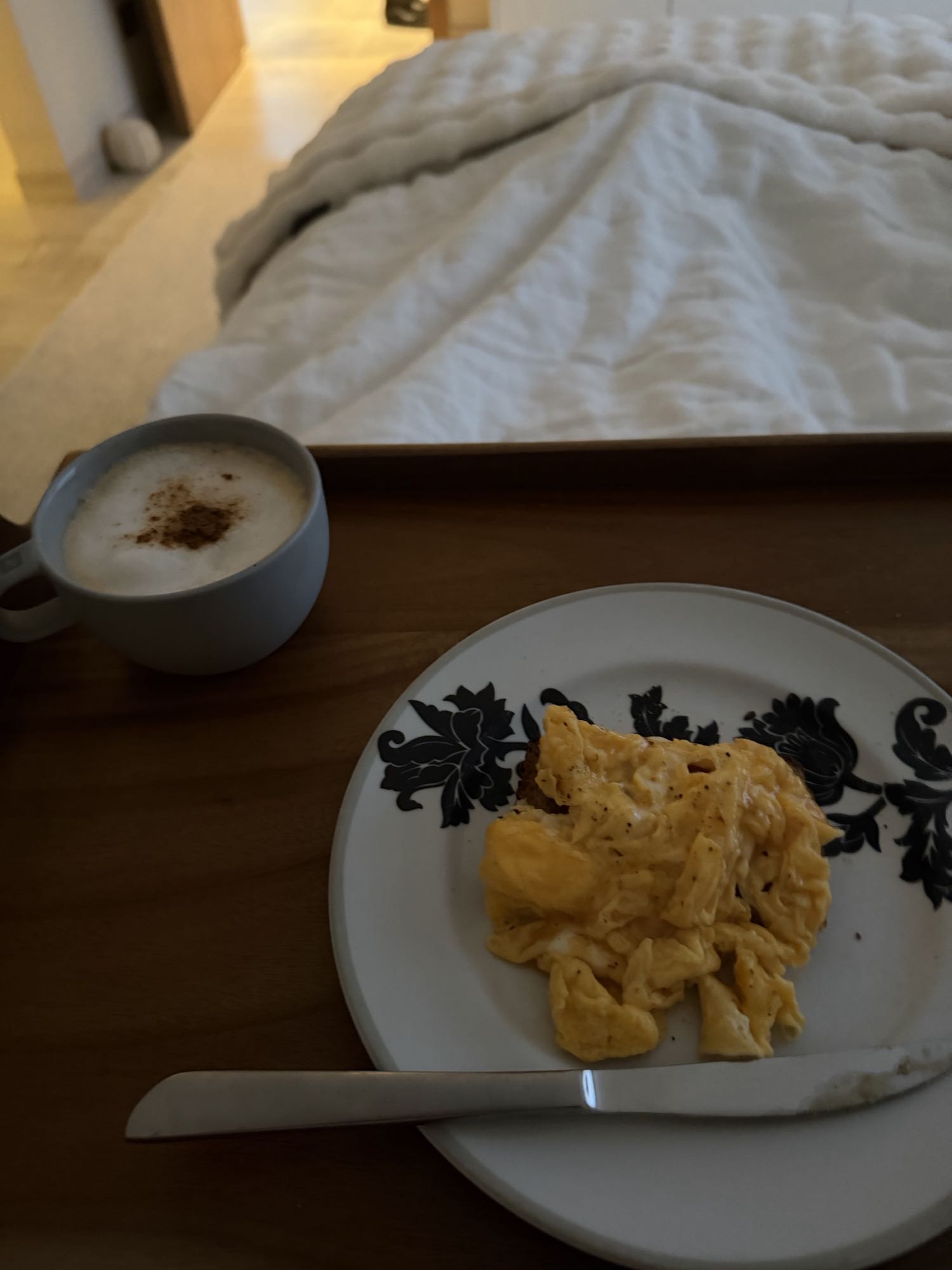 huevos revueltos y café