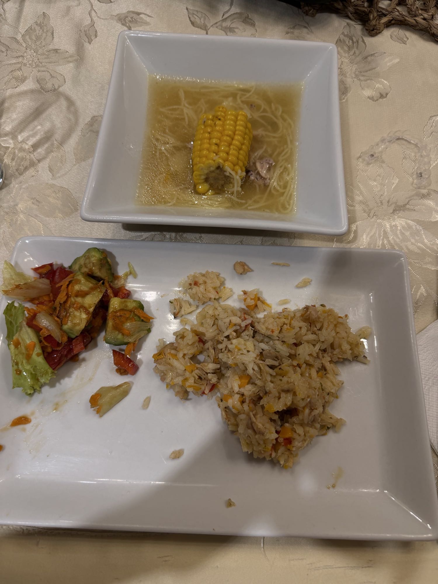 sopa con arroz y ensalada