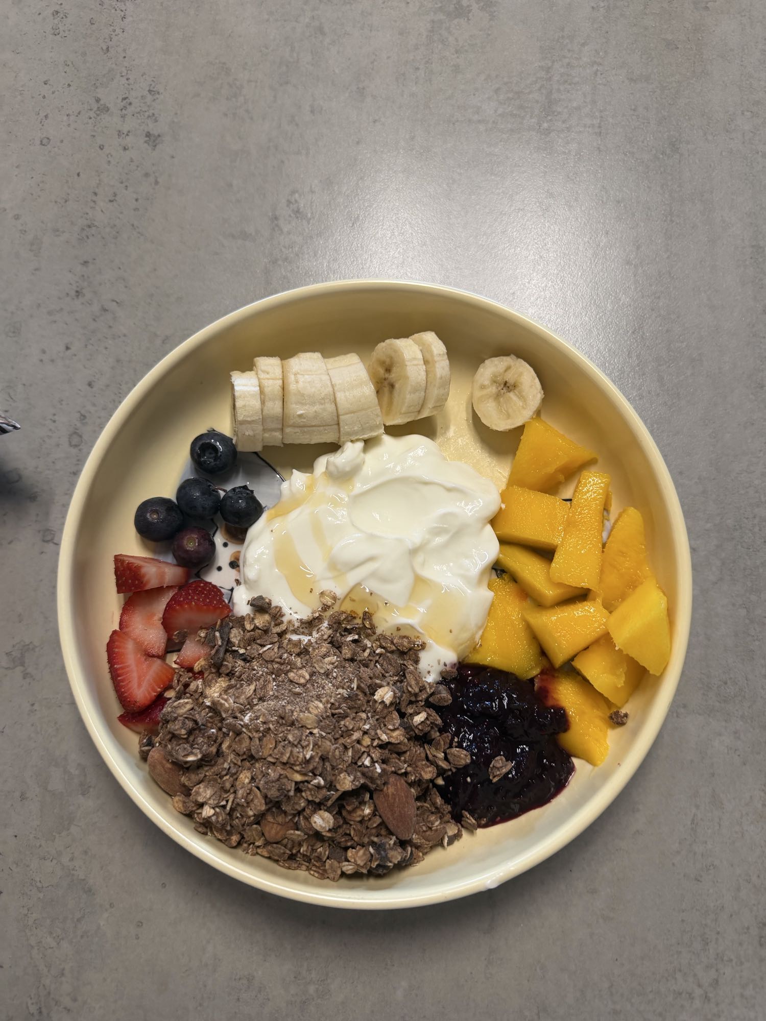 bowl de yogur con fruta