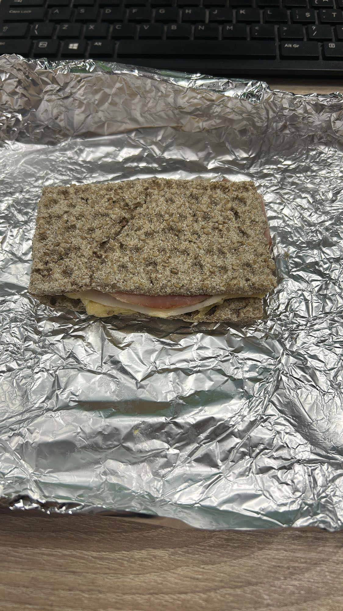 Sandviș cu șuncă și ou