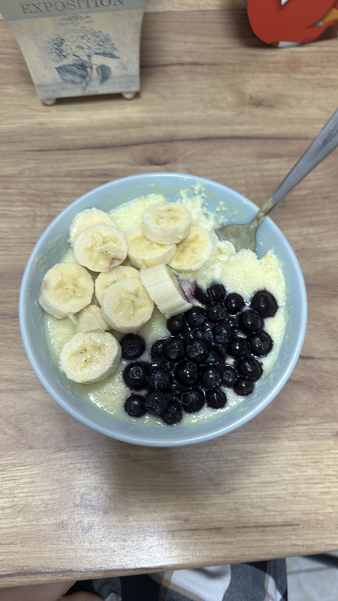 Yogur con plátano y arándanos