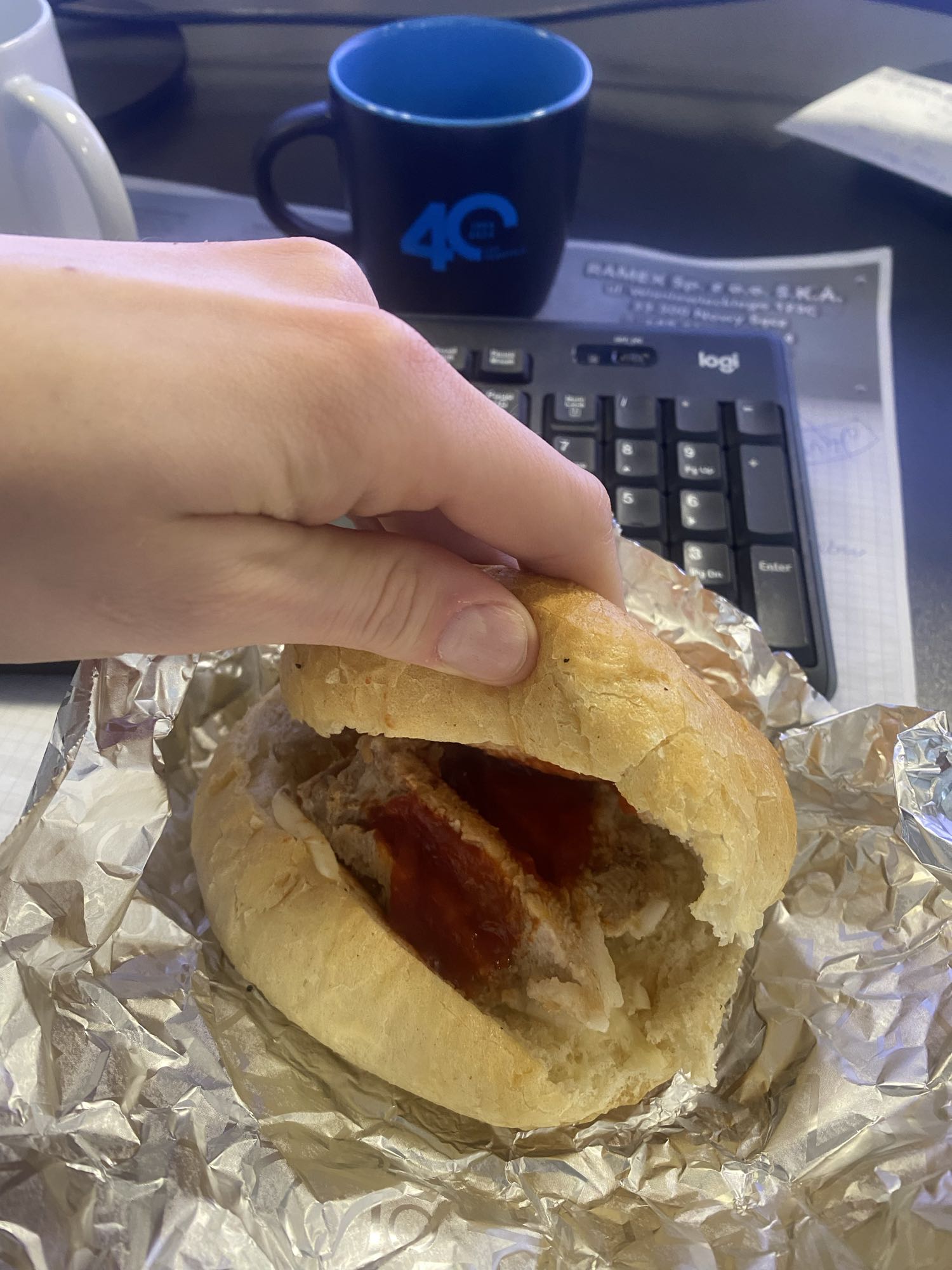 Bułka z kotletem i sosem