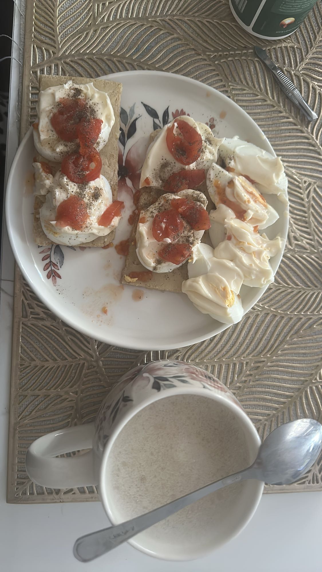 Wasa z jajkami i pomidorem