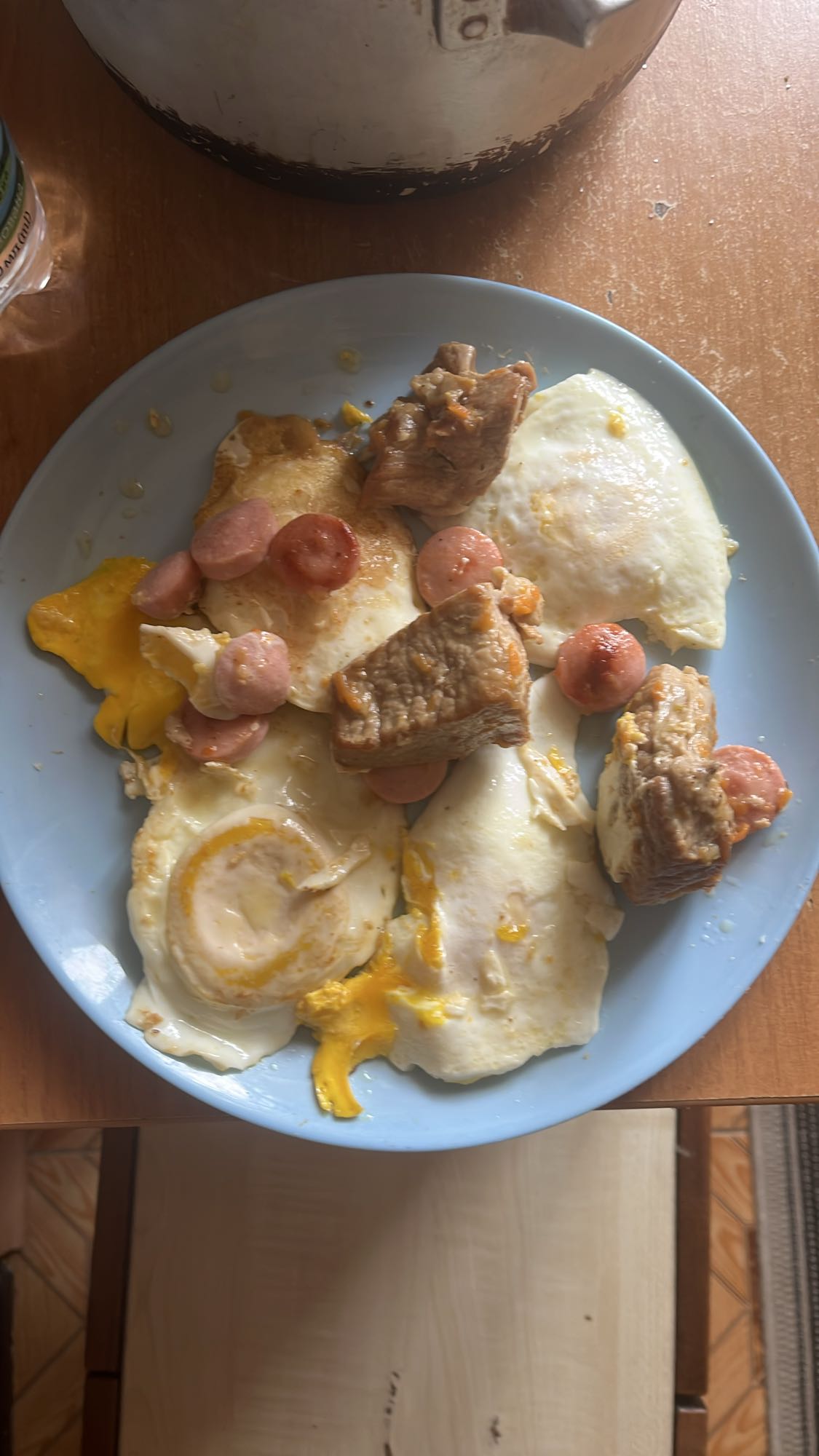 Яичница с тушеным мясом и сосиской