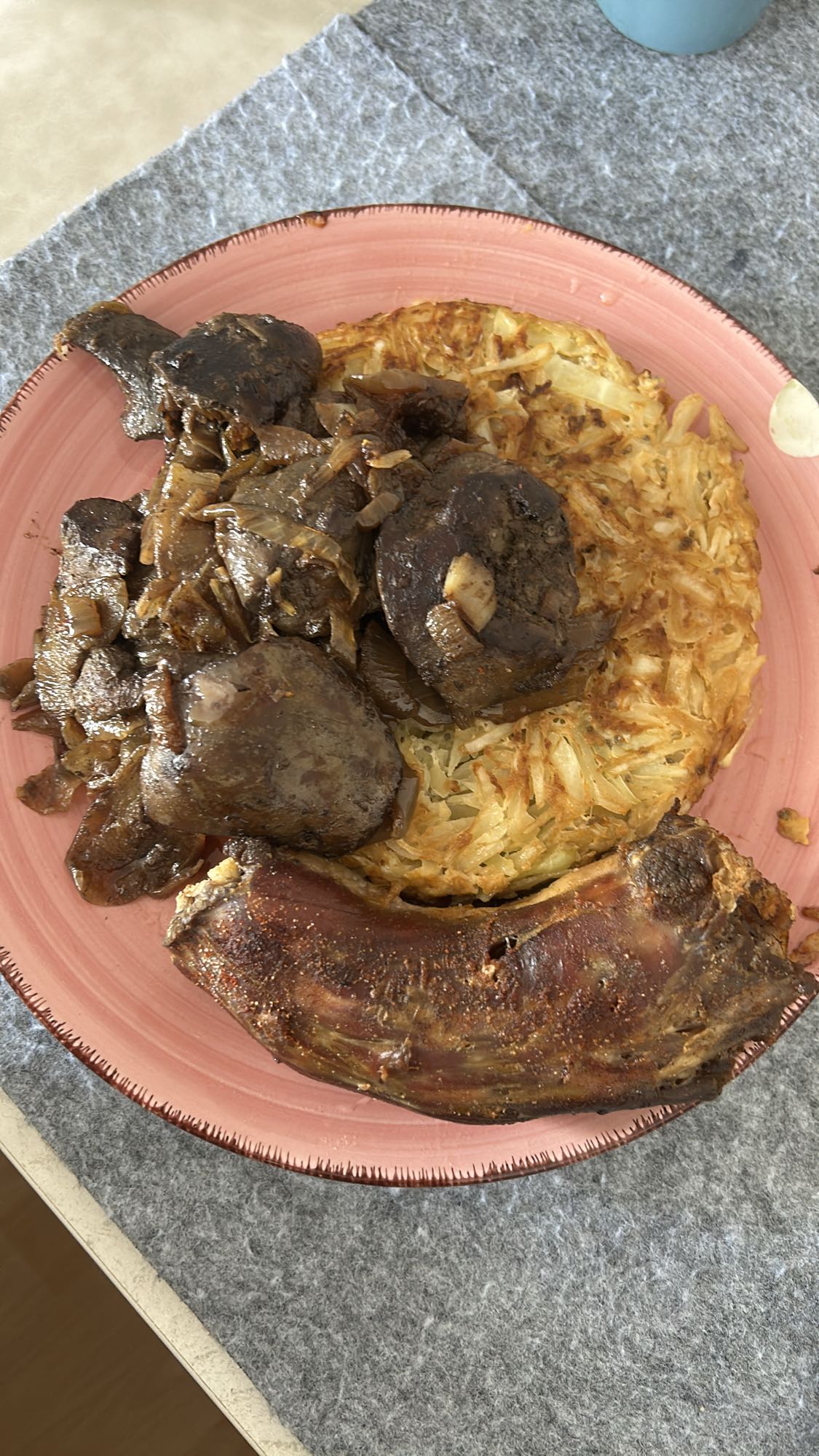 salchicha con rösti y setas