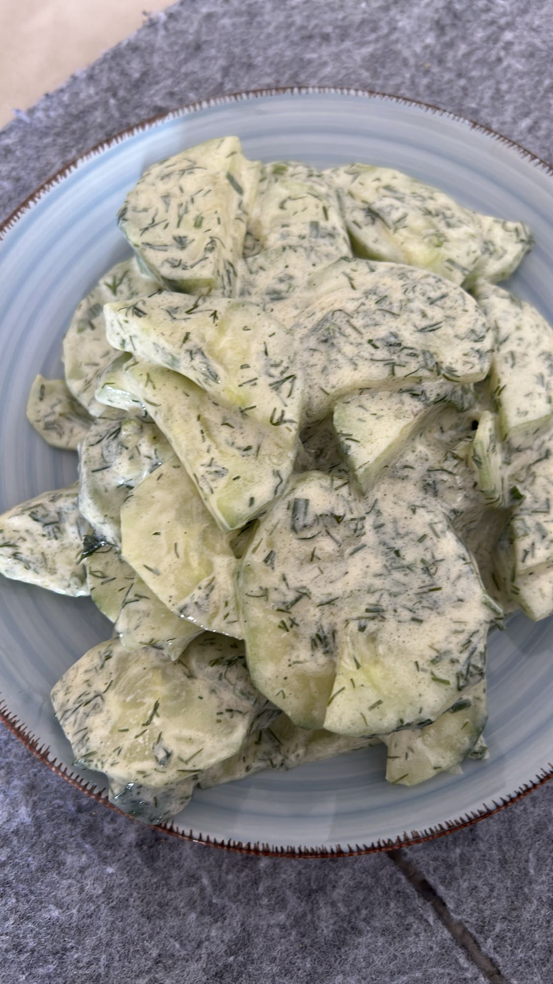 ensalada cremosa de pepino