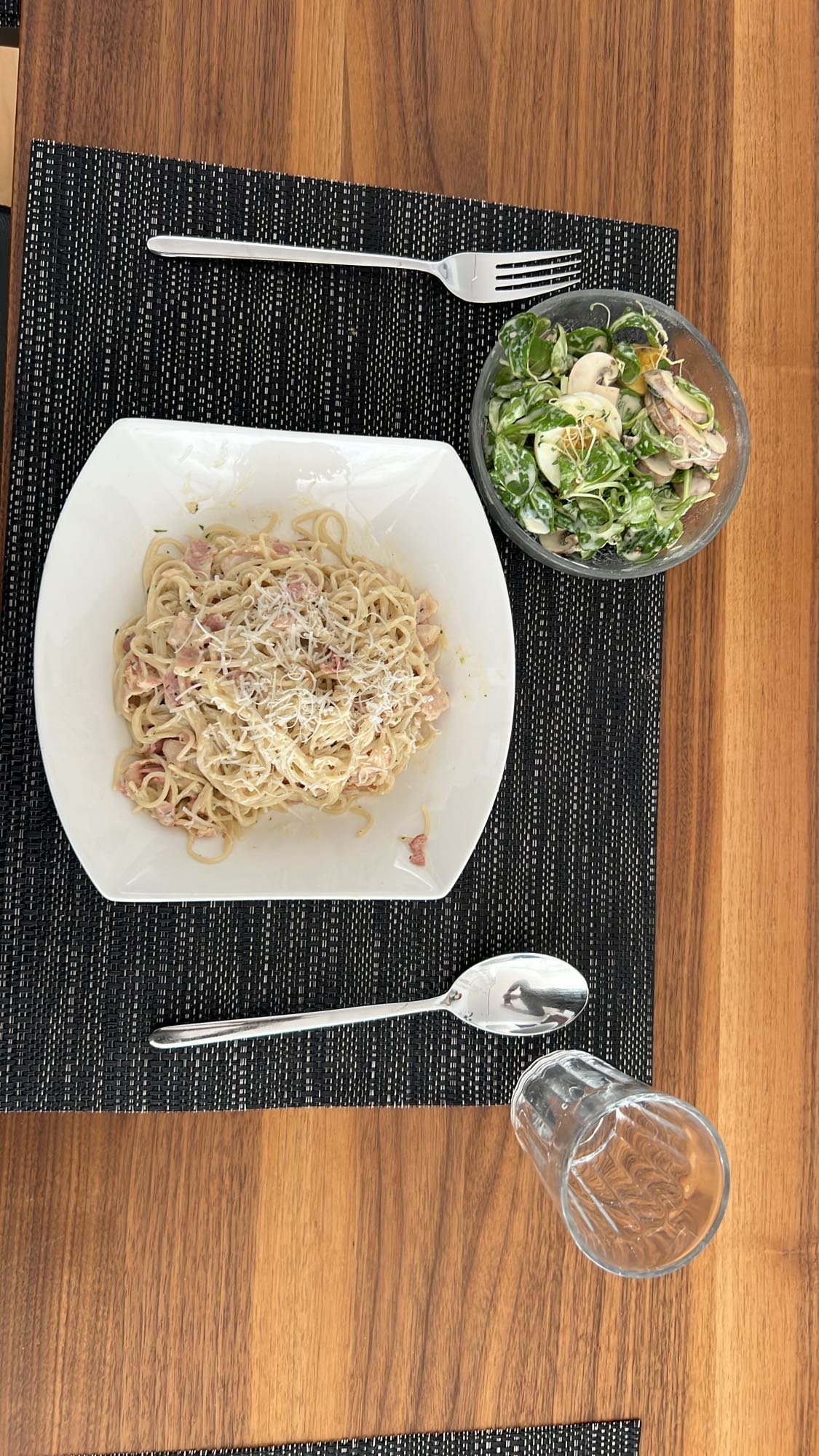 Cremige Pasta mit Salat