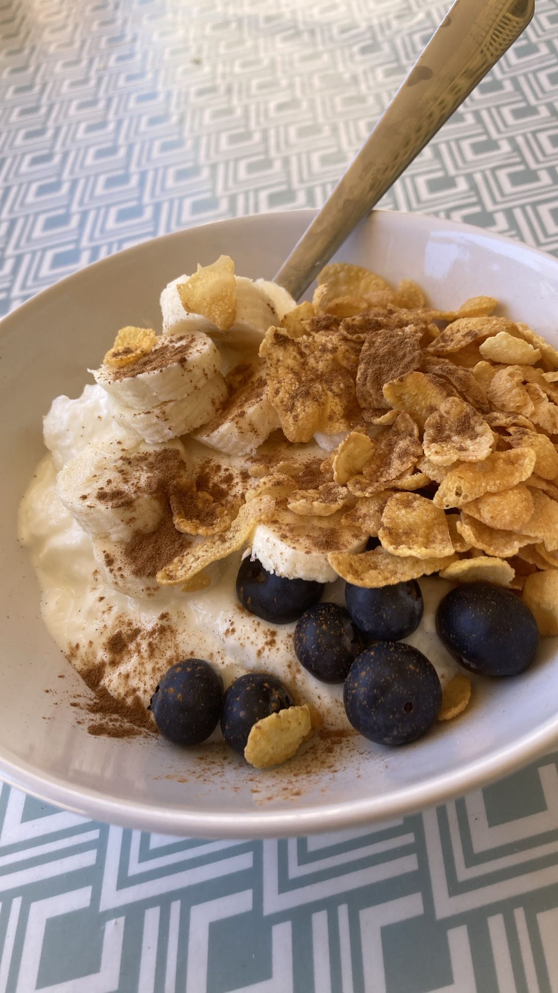 Yoghurt med banan och flingor