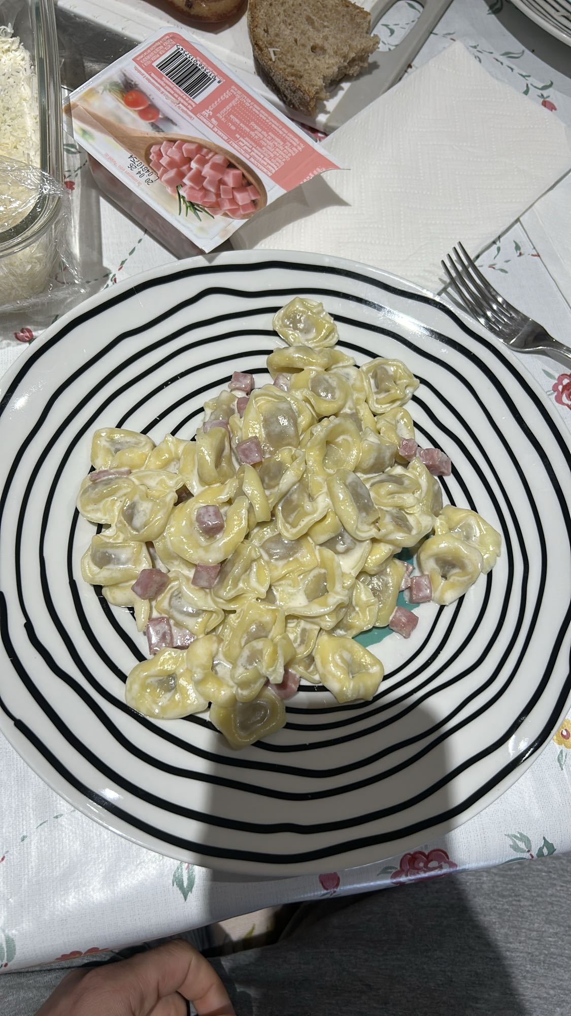 Tortellini panna e prosciutto