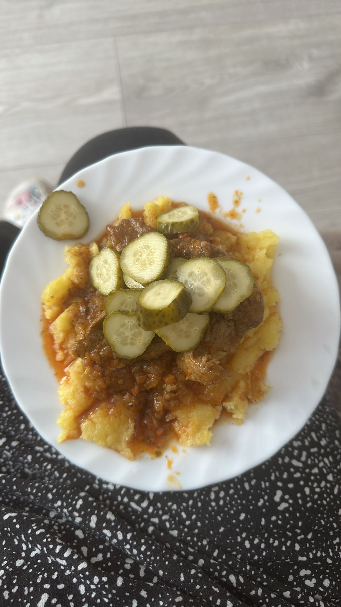 Kluski z gulaszem