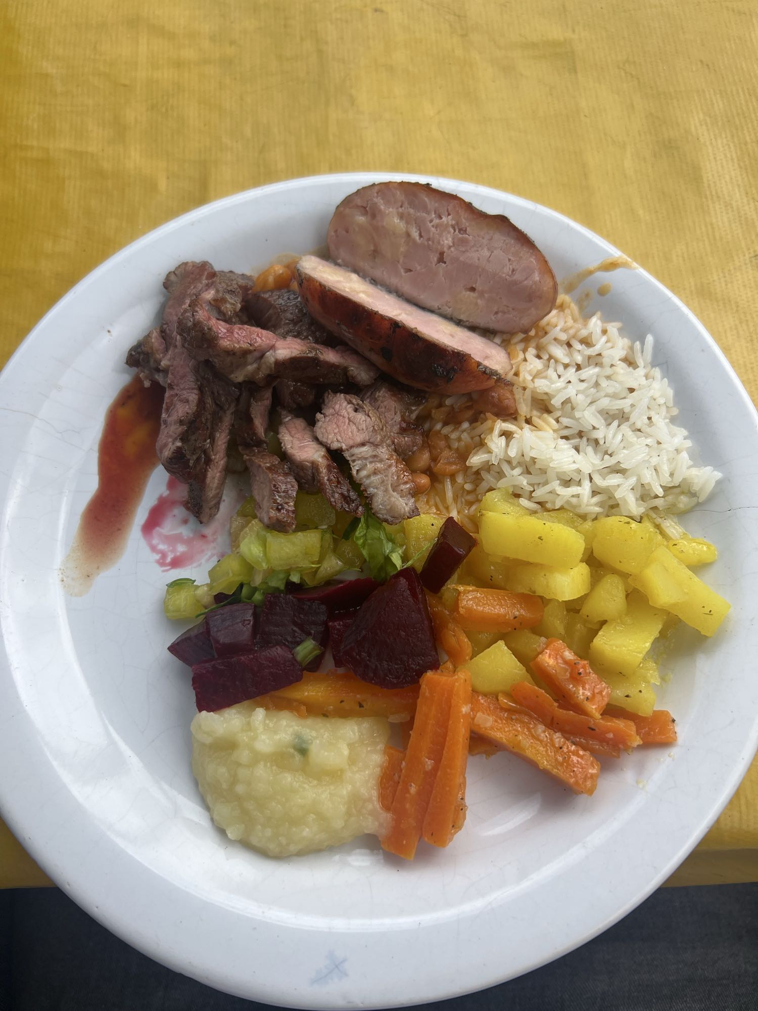 Prato misto com carnes