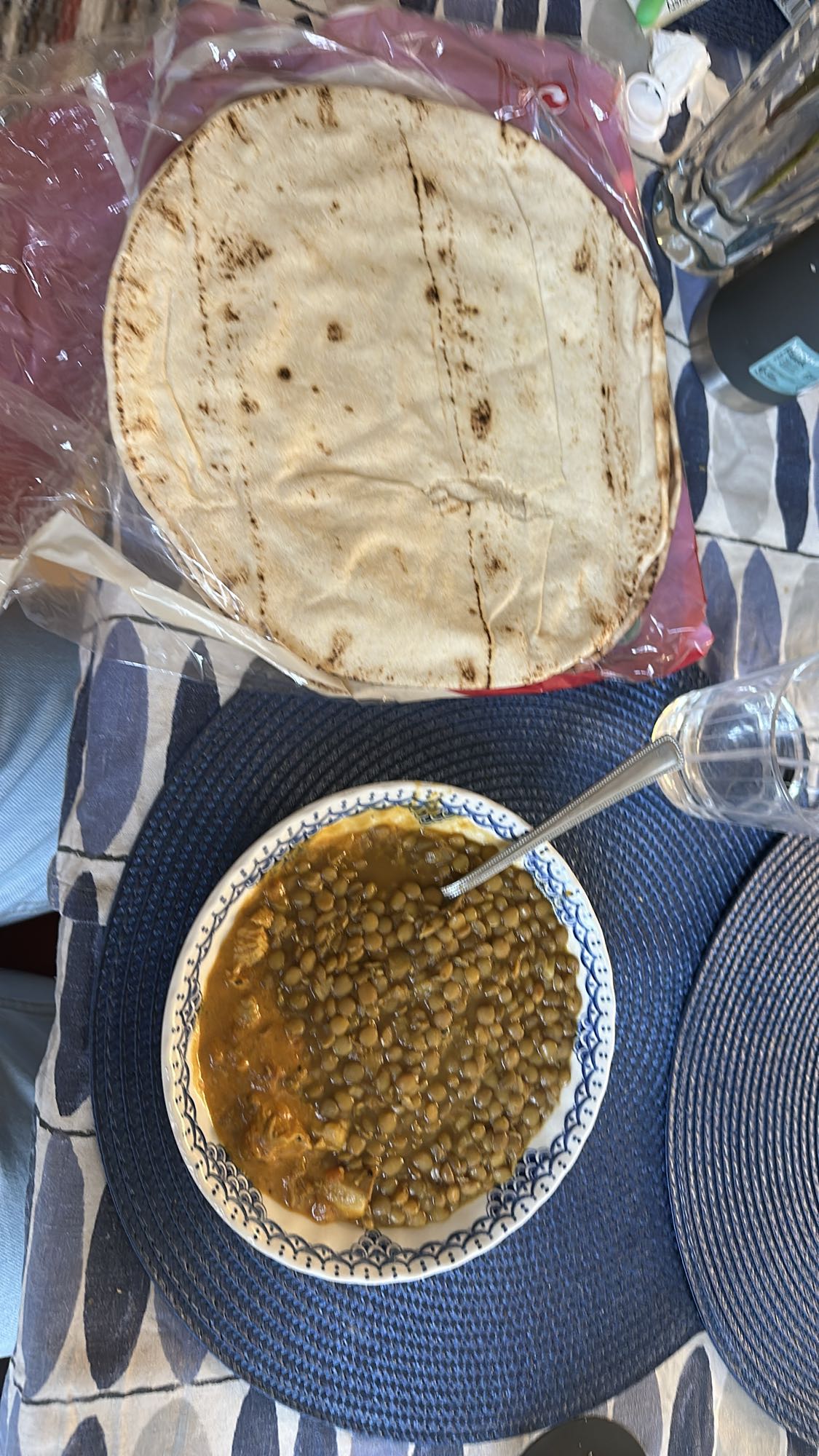 Linssoppa med pitabröd