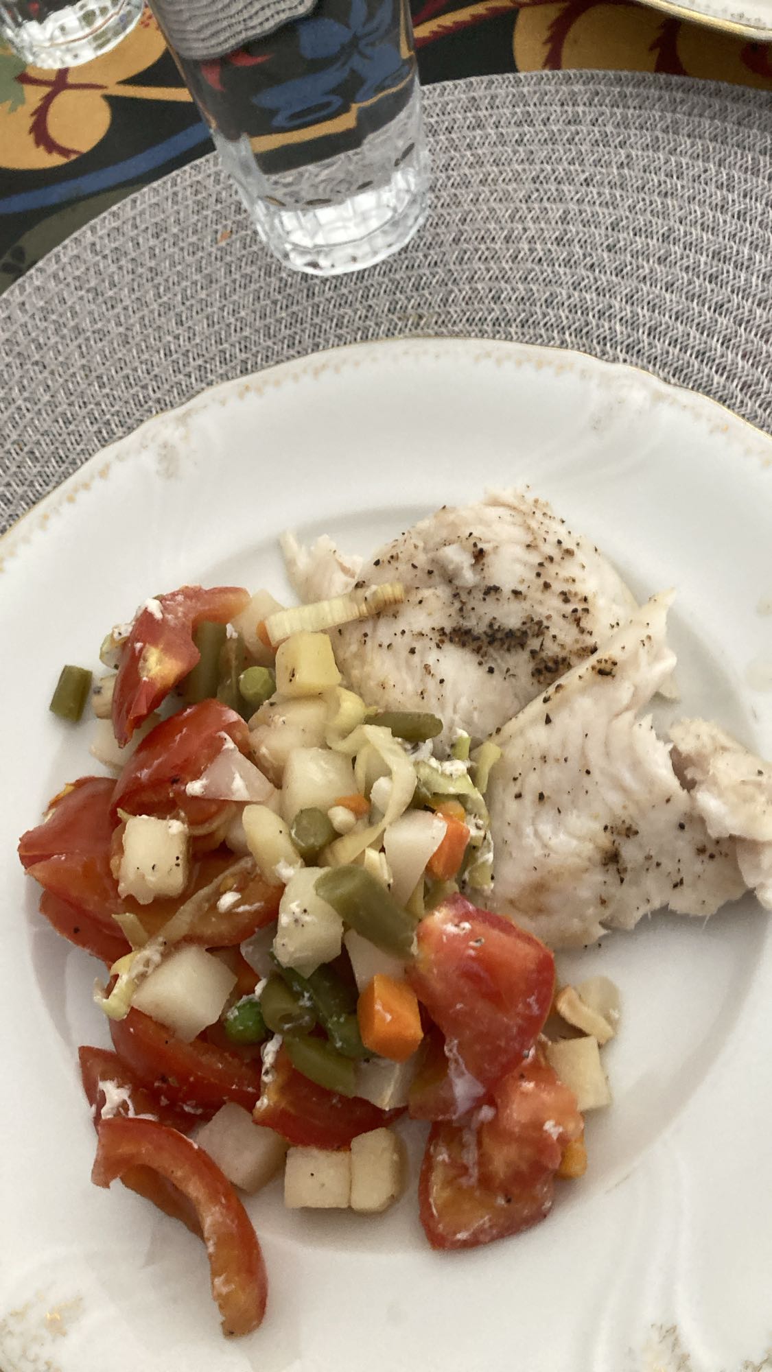 Vit fisk med grönsaker