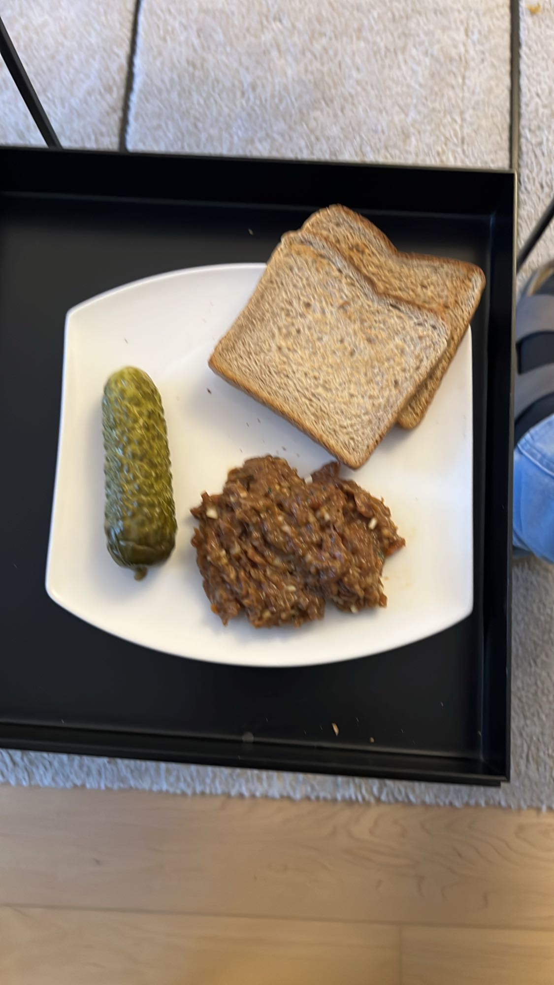 Tartar mit Toast und einer Gurke