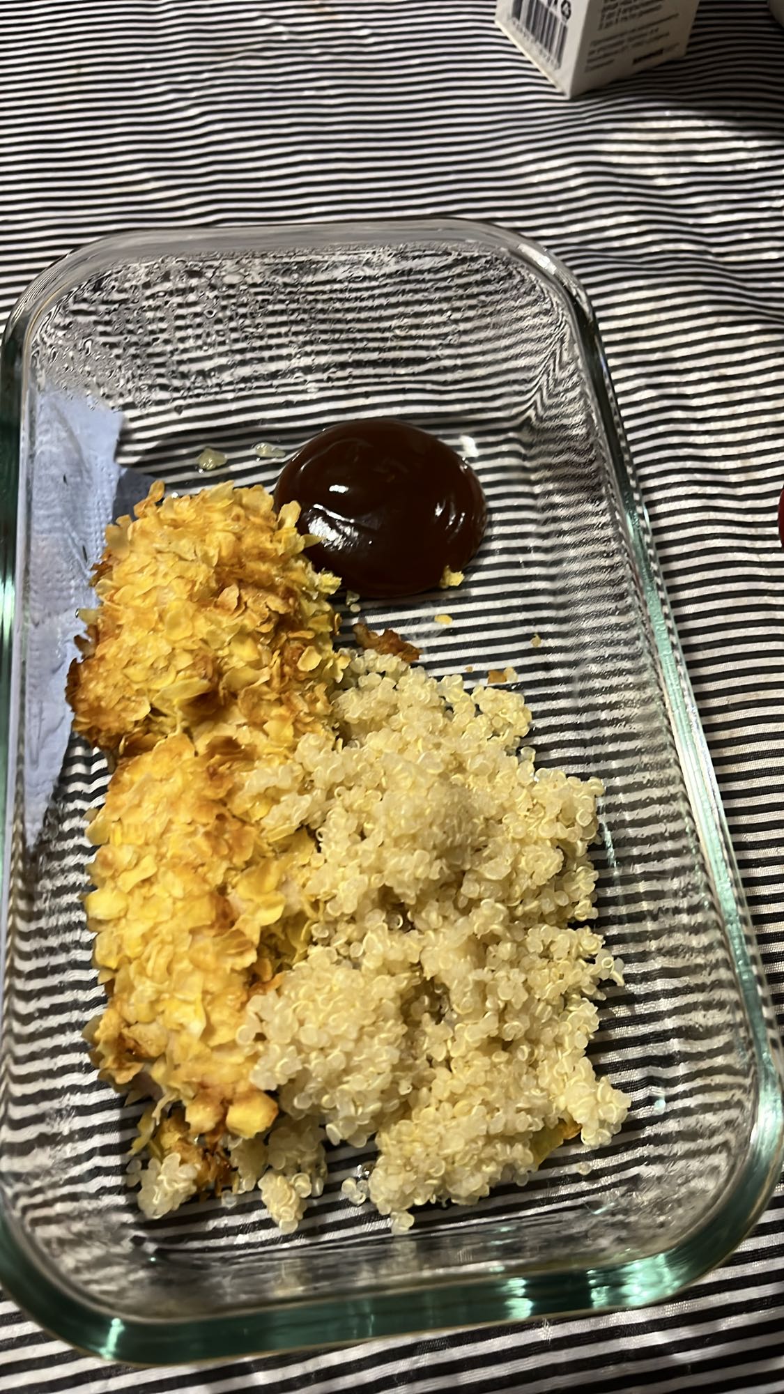 Пиле с киноа и сос