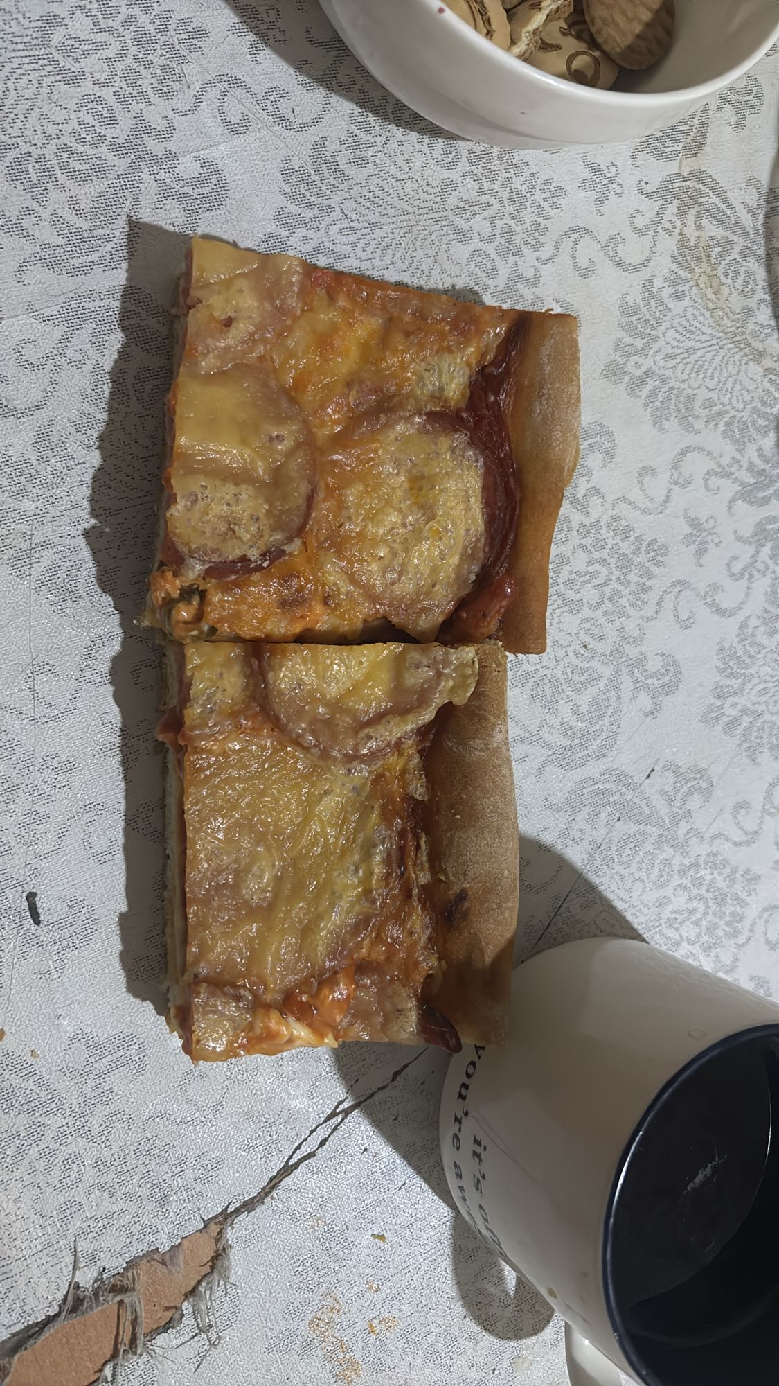 пицца с сыром и салями