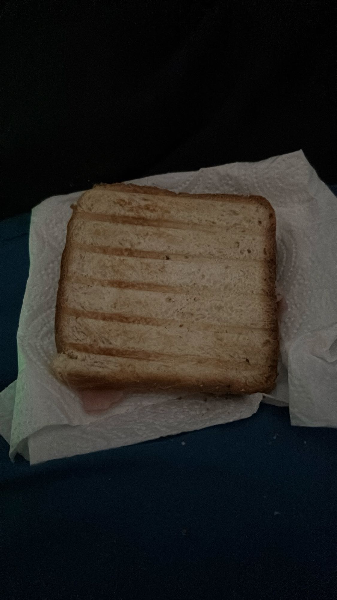 Toast di pane con prosciutto cotto