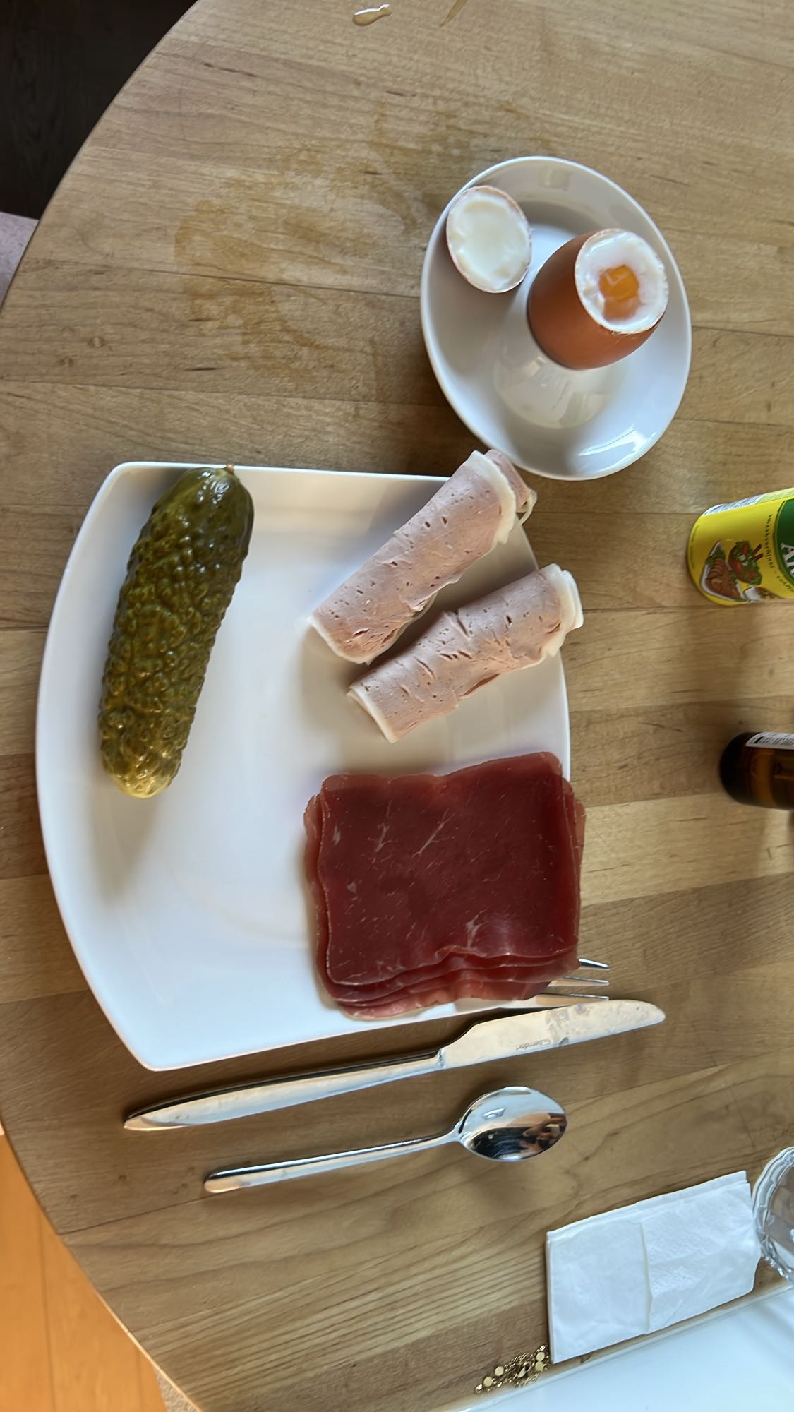 Ei mit Gurke, Leberkäse und Trockenfleisch