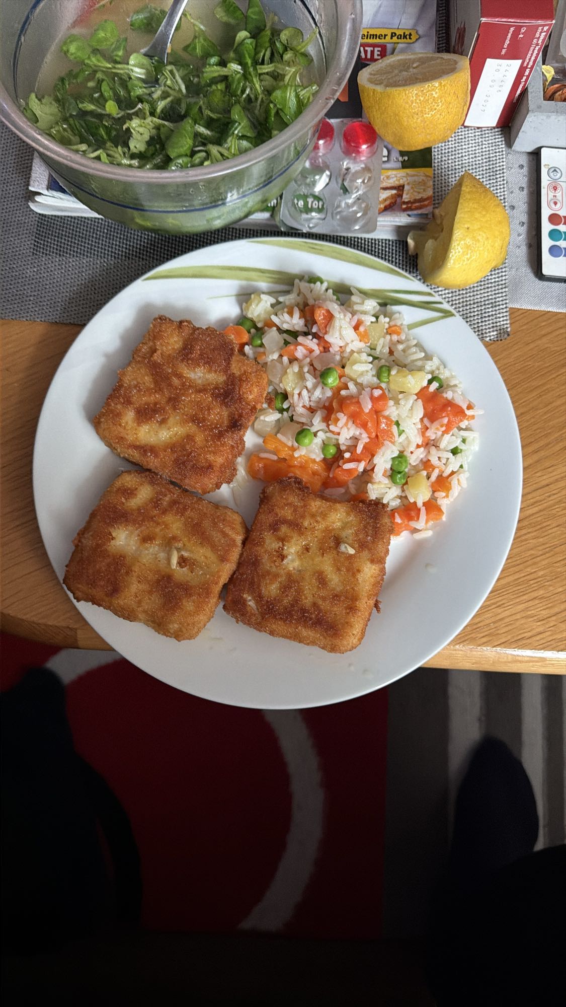 Paniertes Fischfilet mit Reis