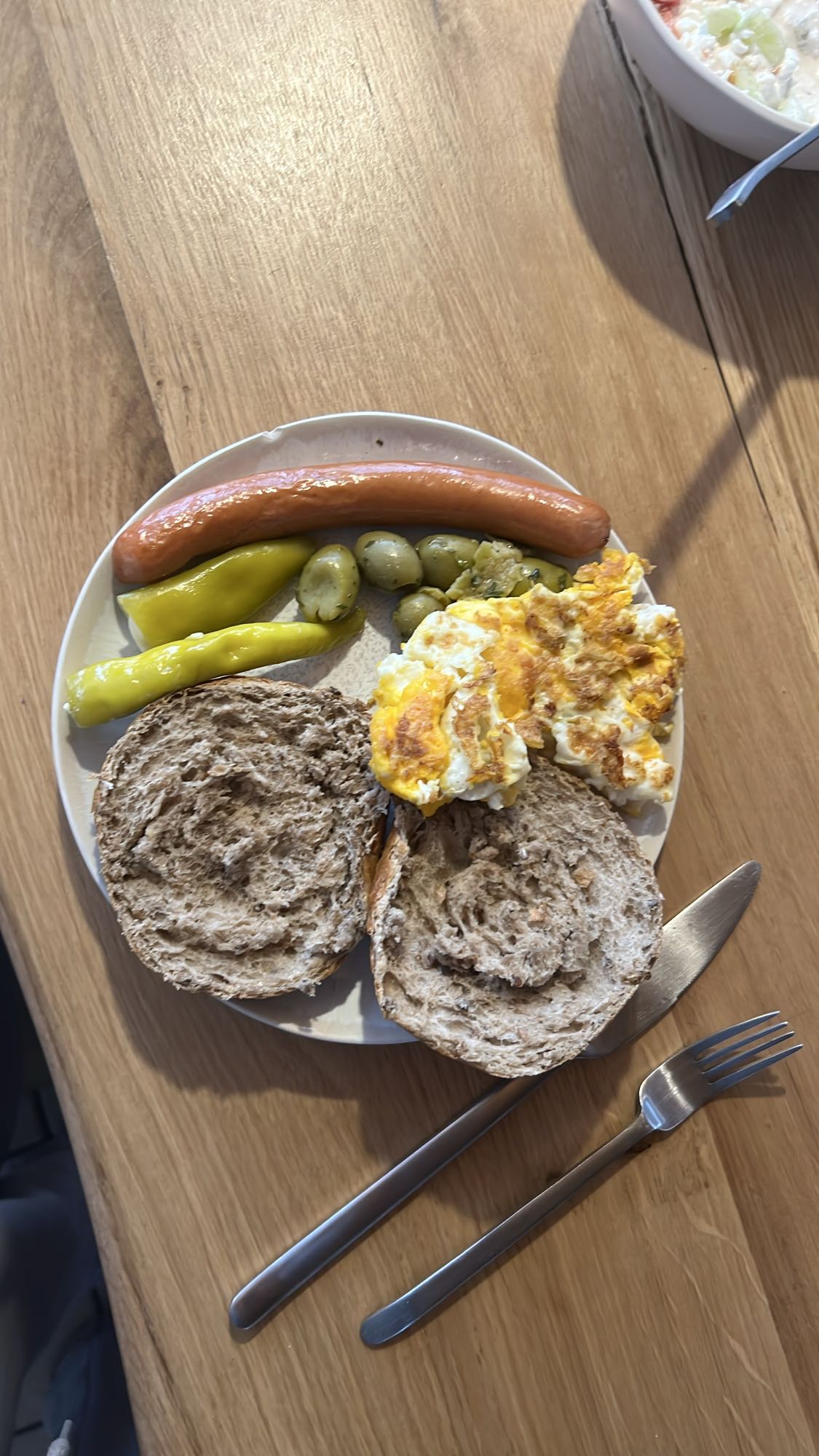 Wurst mit Ei und Brot