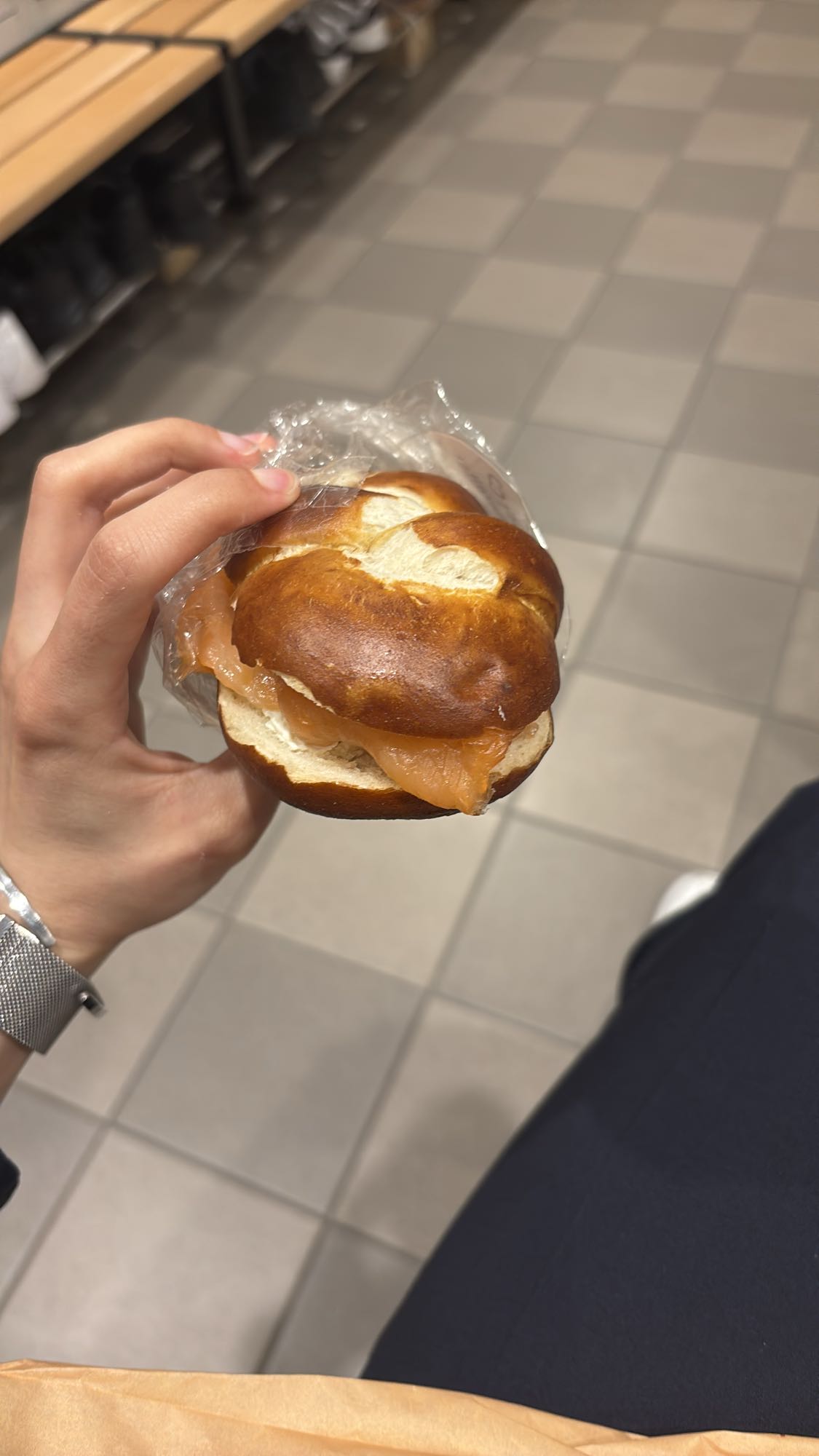 Laugenbrötchen mit Lachs