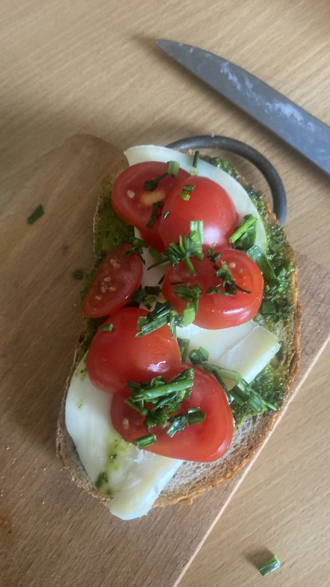 Kanapka z pesto i jajkiem