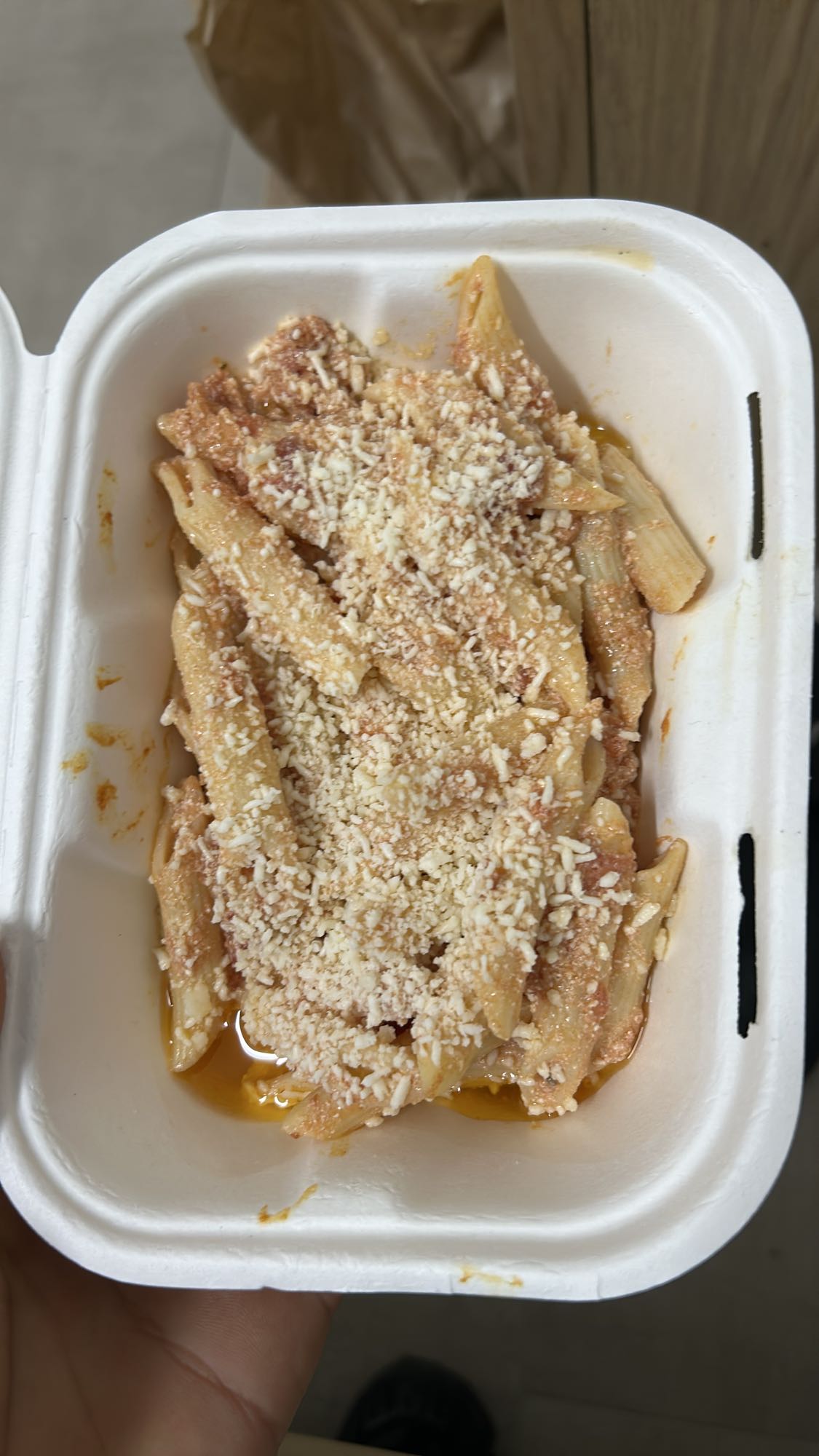 Penne al sugo e formaggio