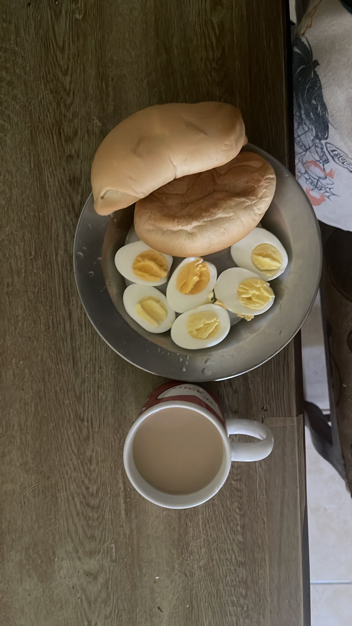pan con huevos y té