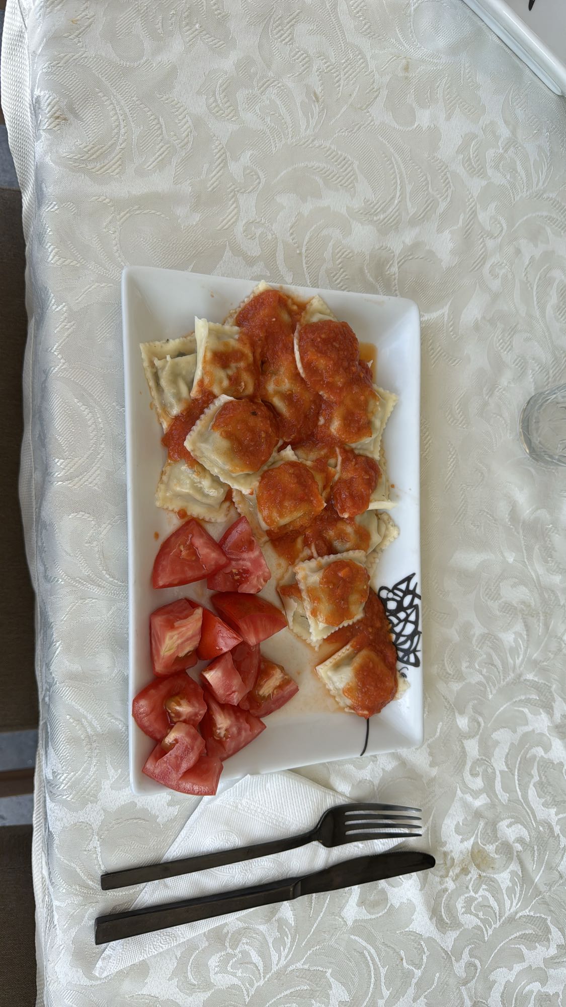 ravioles con salsa y tomate
