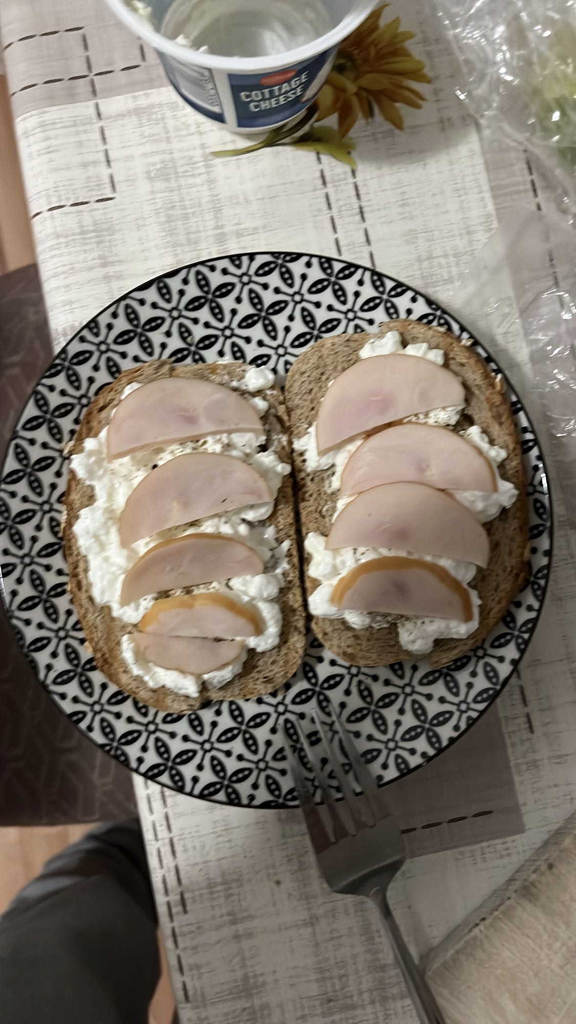 Сандвичи с извара и колбас