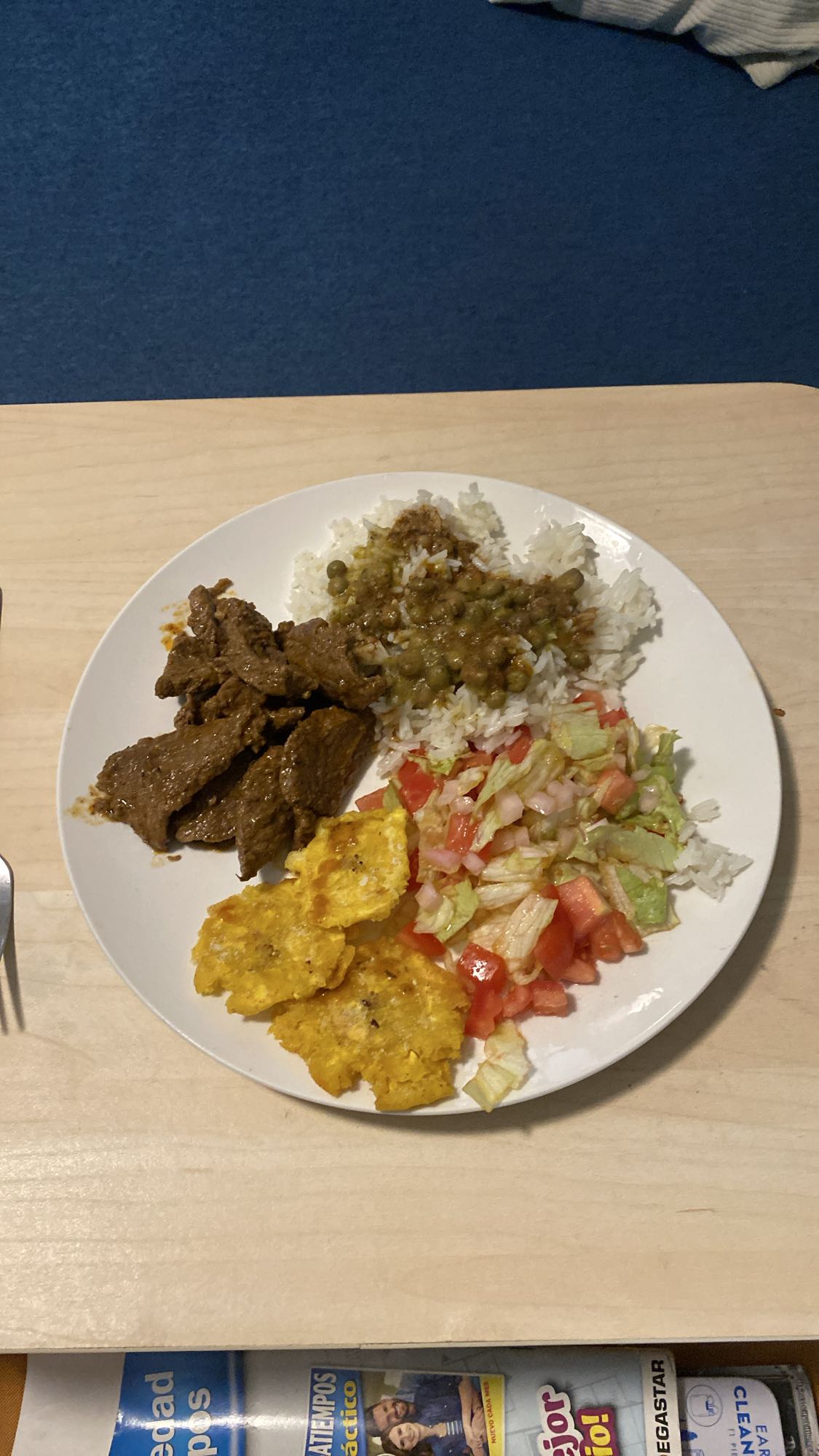 carne con arroz y ensalada