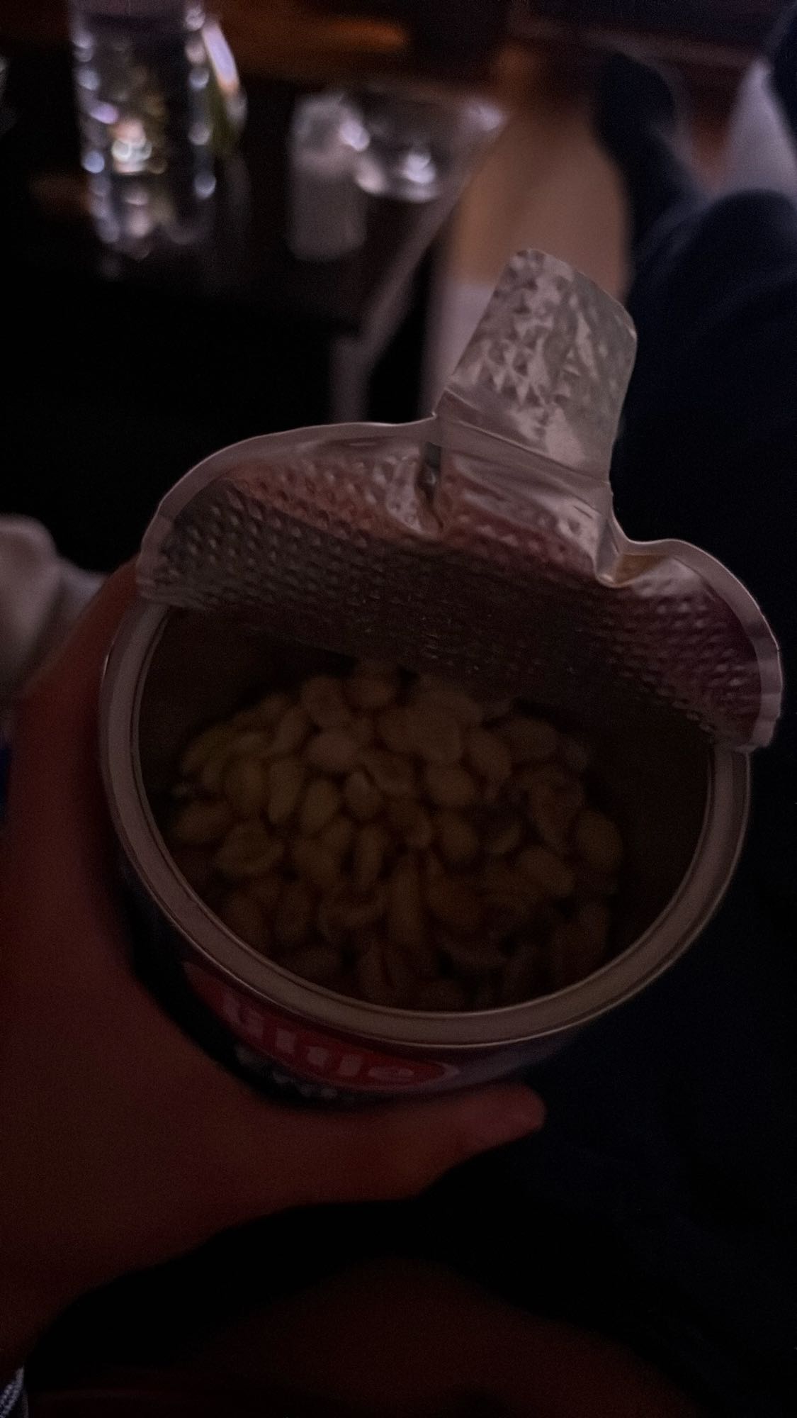 Erdnüsse aus Dose