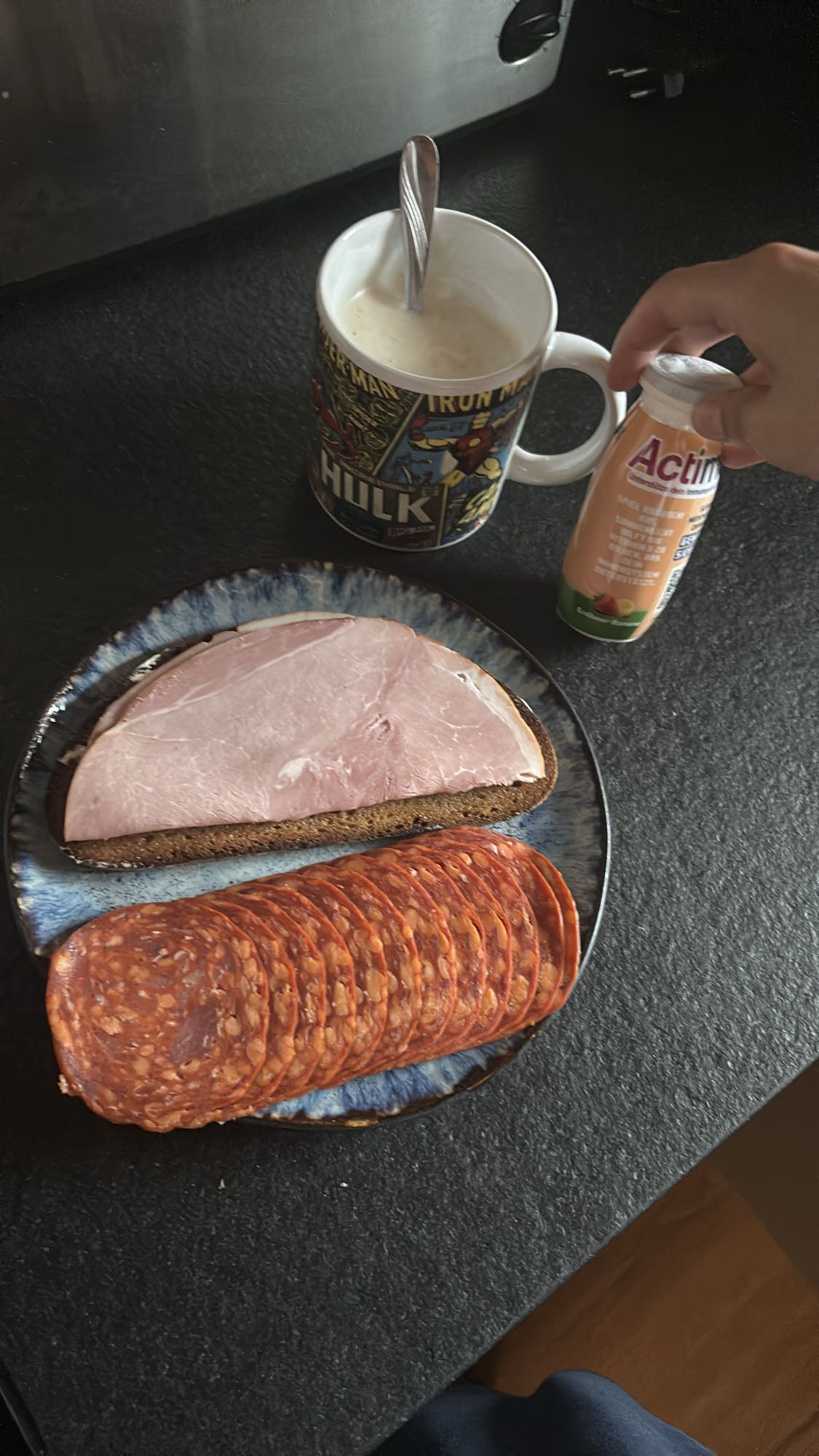 Brot mit Schinken und Salami