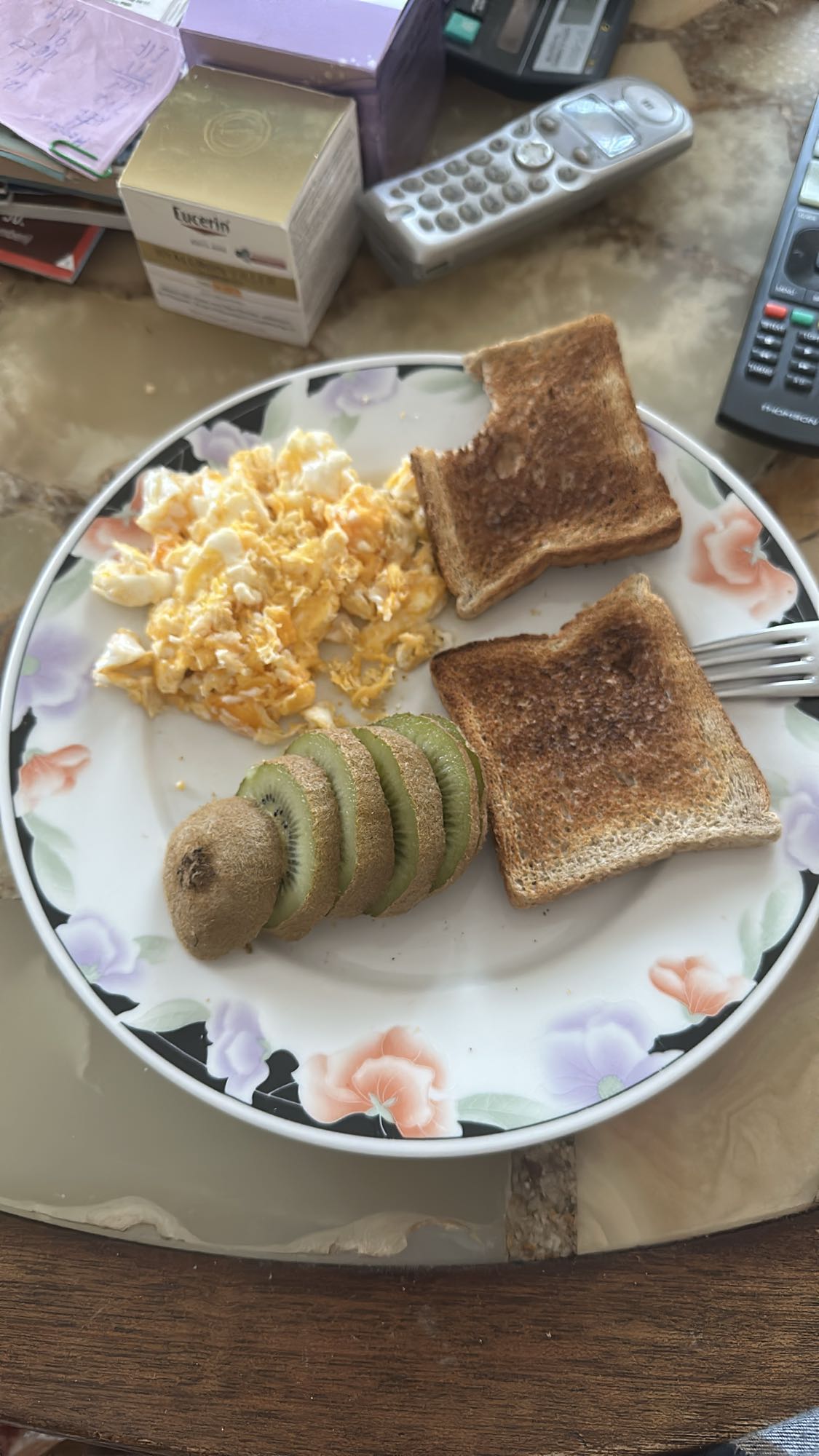 huevos con tostadas y kiwi