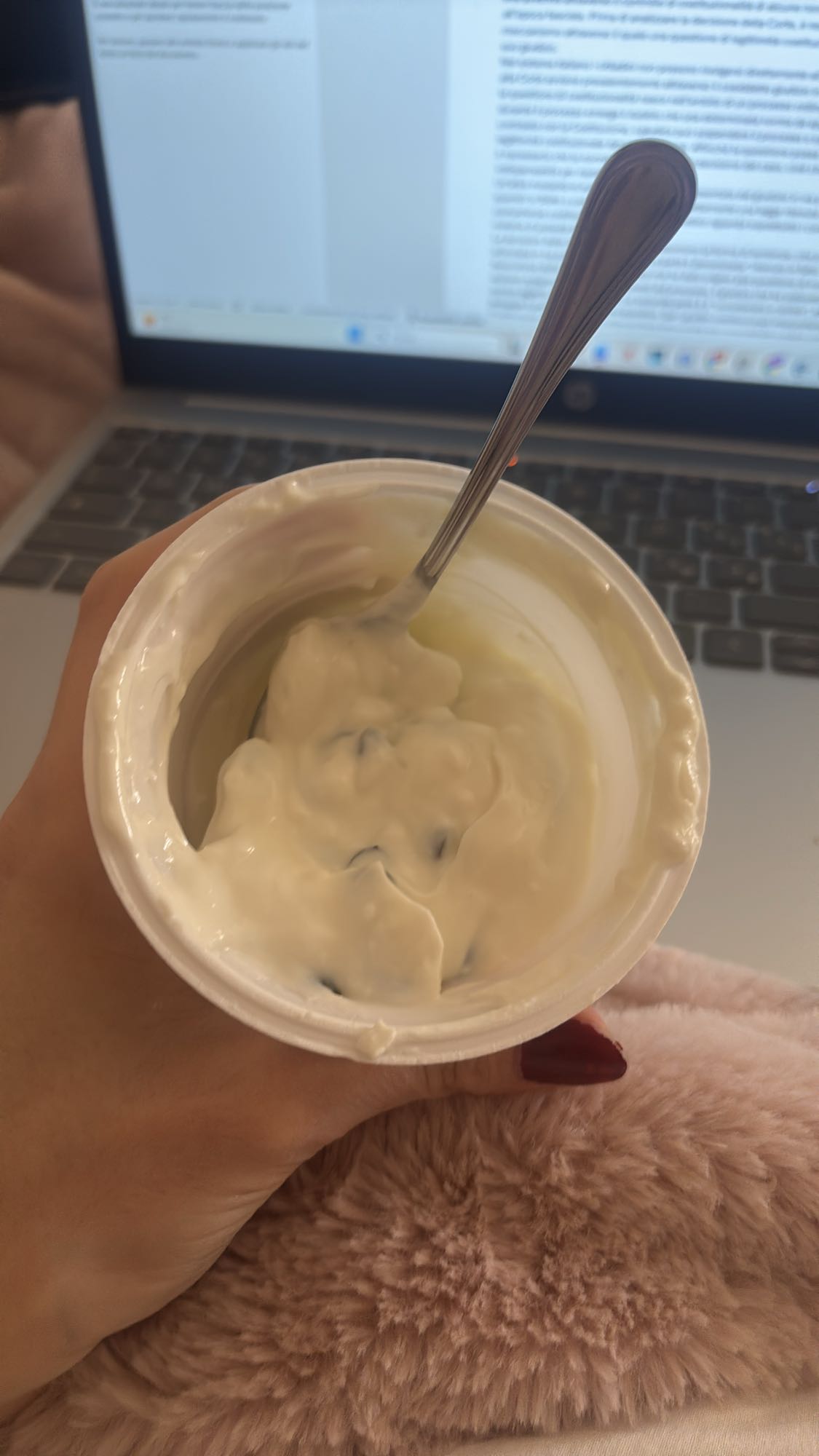 Yogurt greco al cocco con gocce di cioccolato