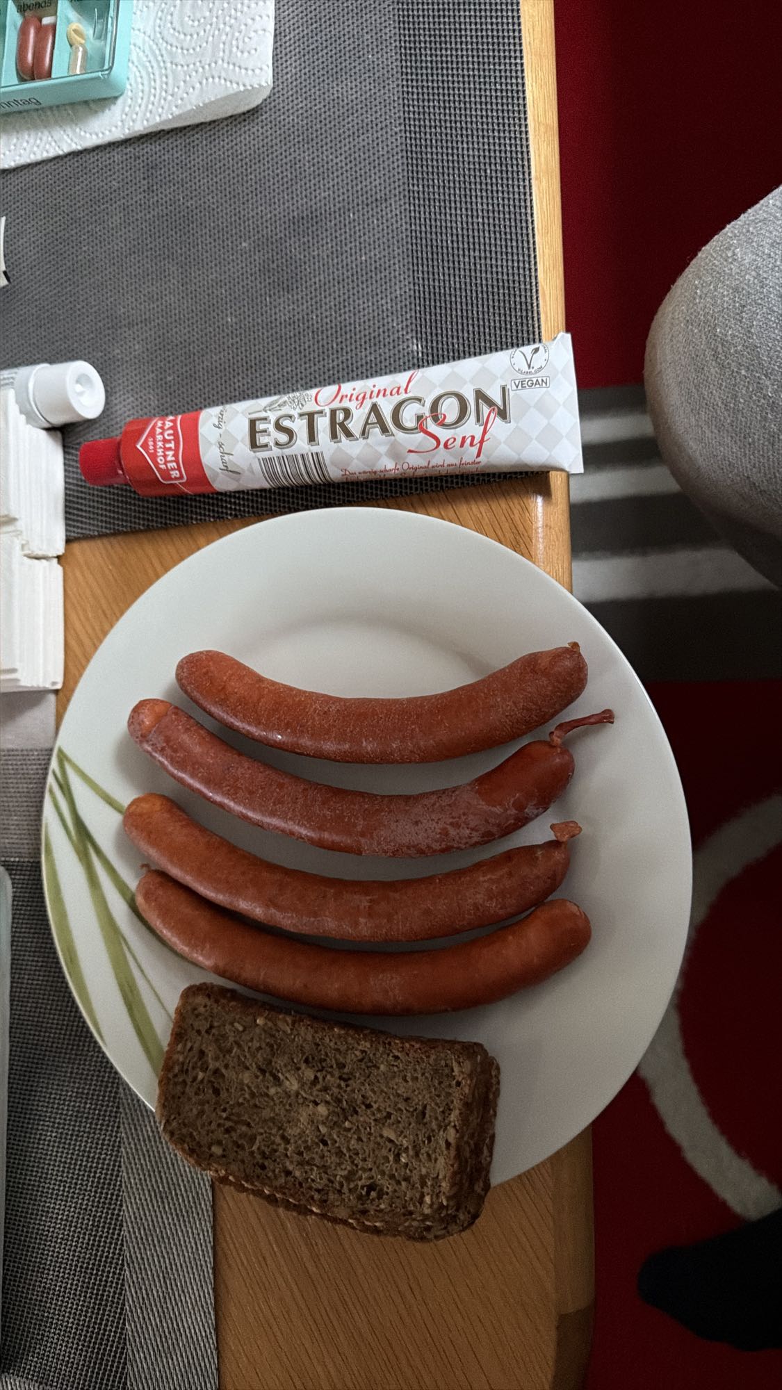 Wurst mit Brot und Senf
