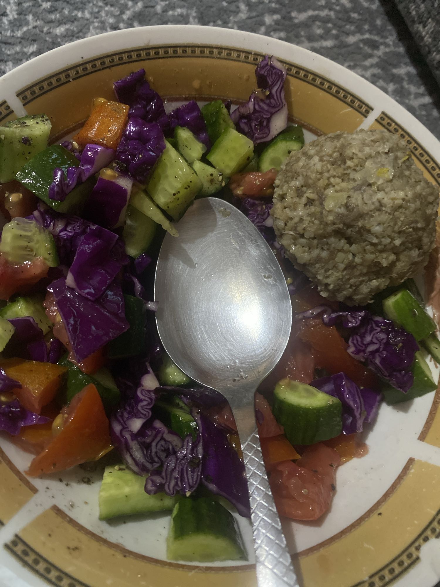 سلطة مع كرة لحم