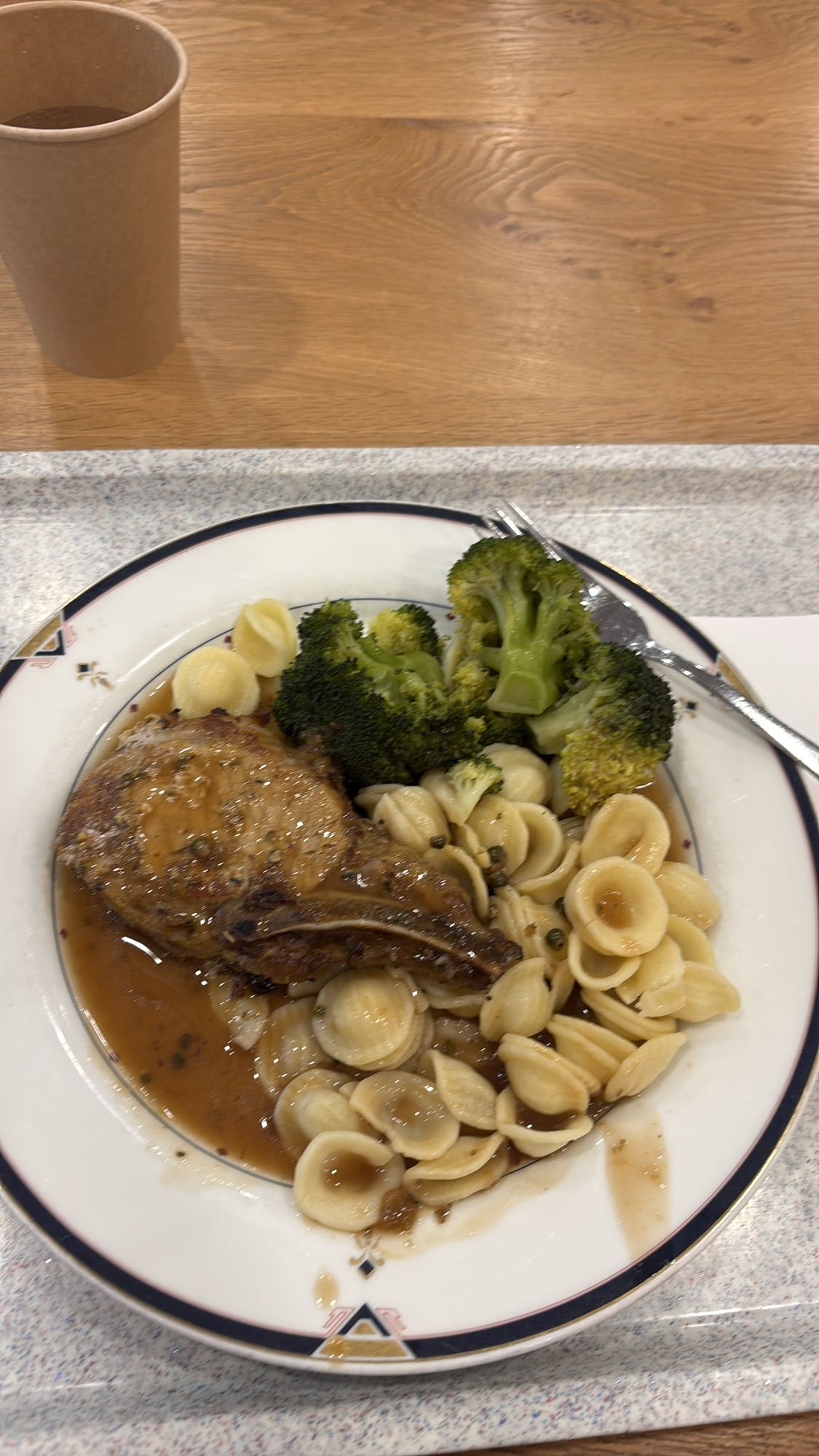 Hähnchenkeule mit Pasta