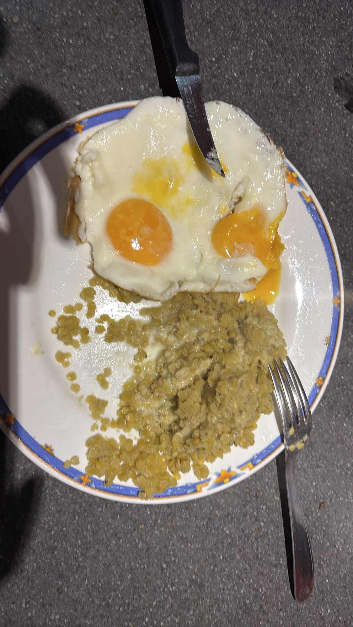 Oeufs au plat et lentilles