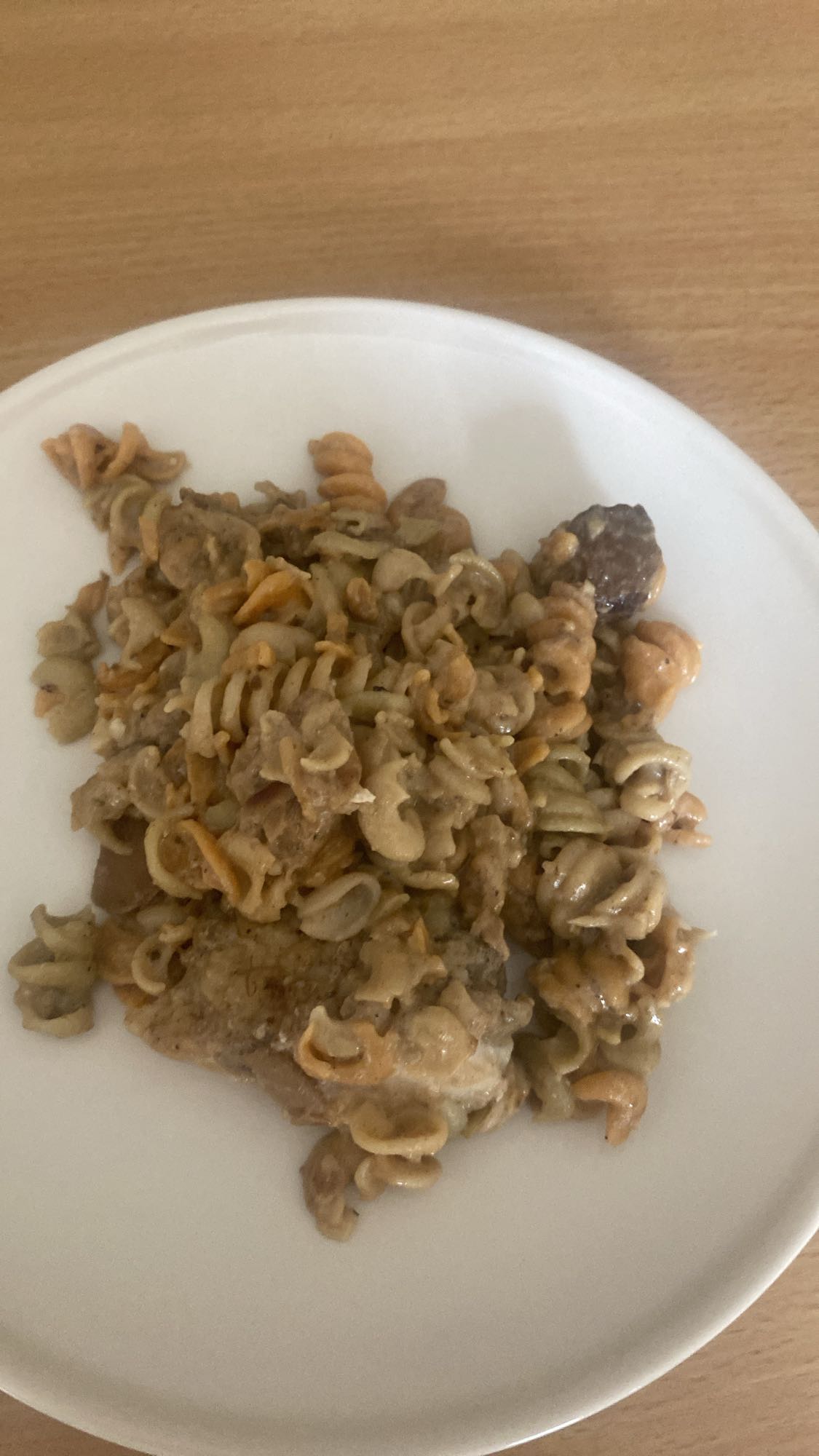 Makaron z mięsem i grzybami