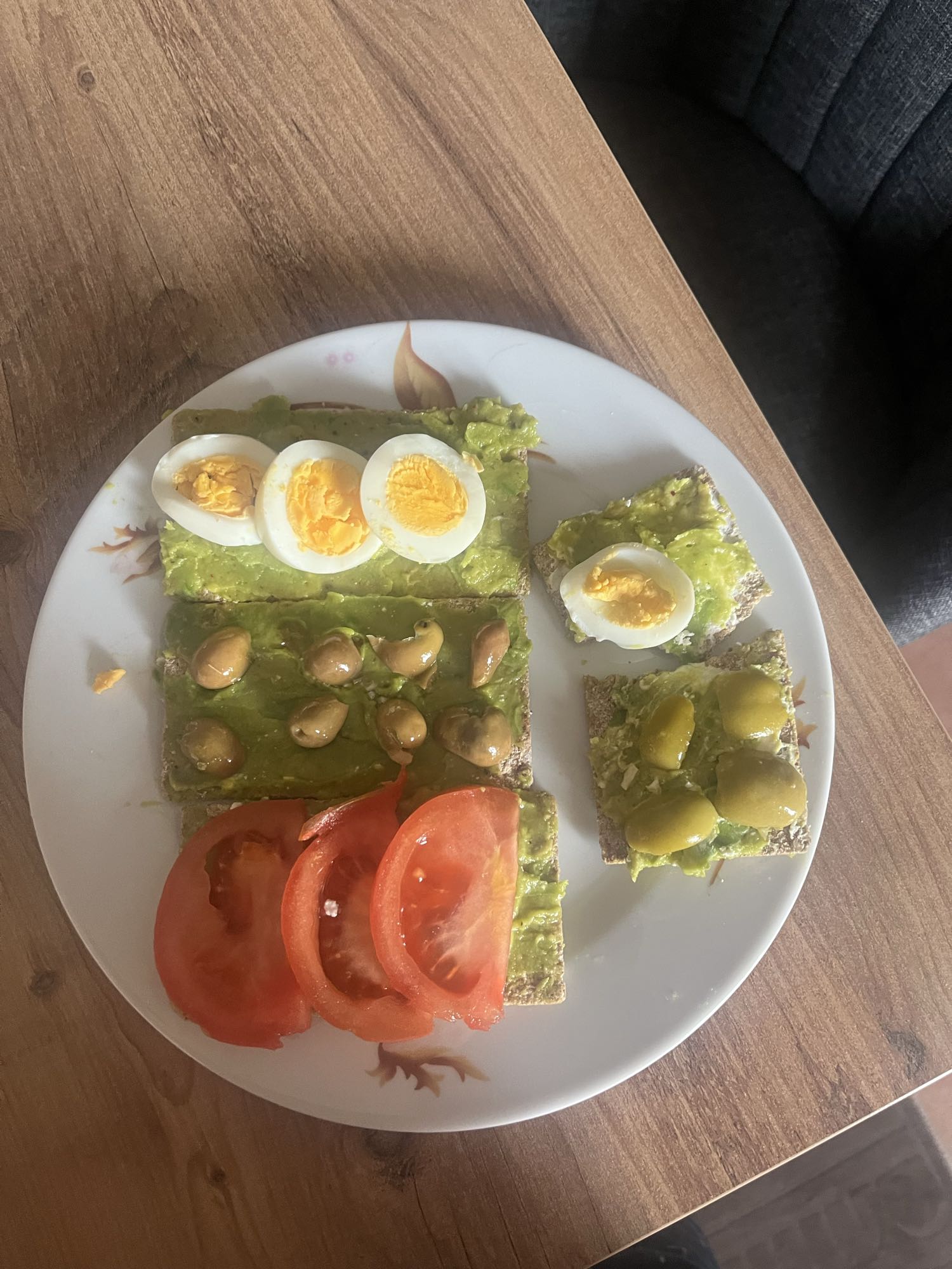 Avokadolu kraker tabağı