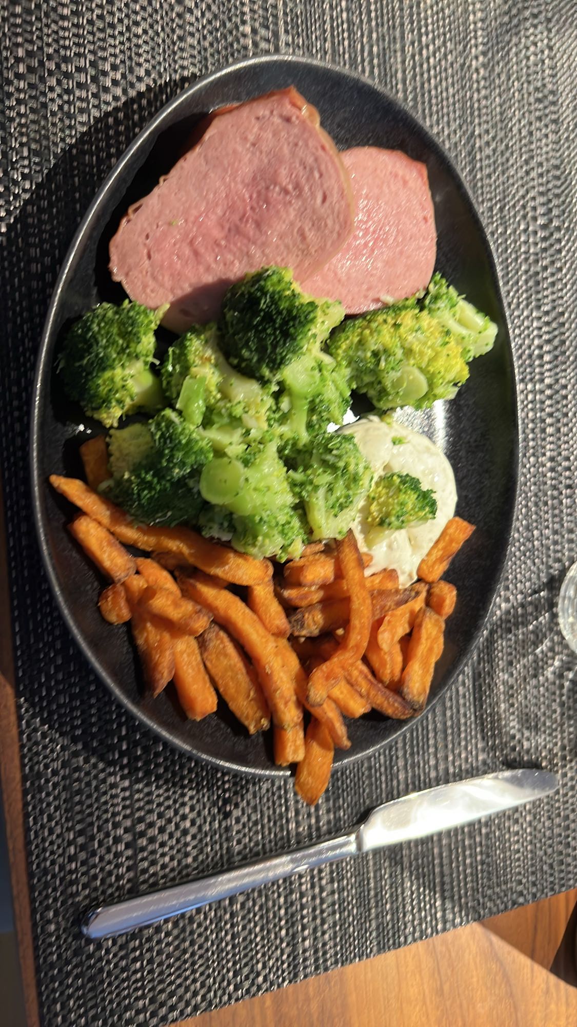 Süßkartoffeln mit Fleischkäse und Brokkoli