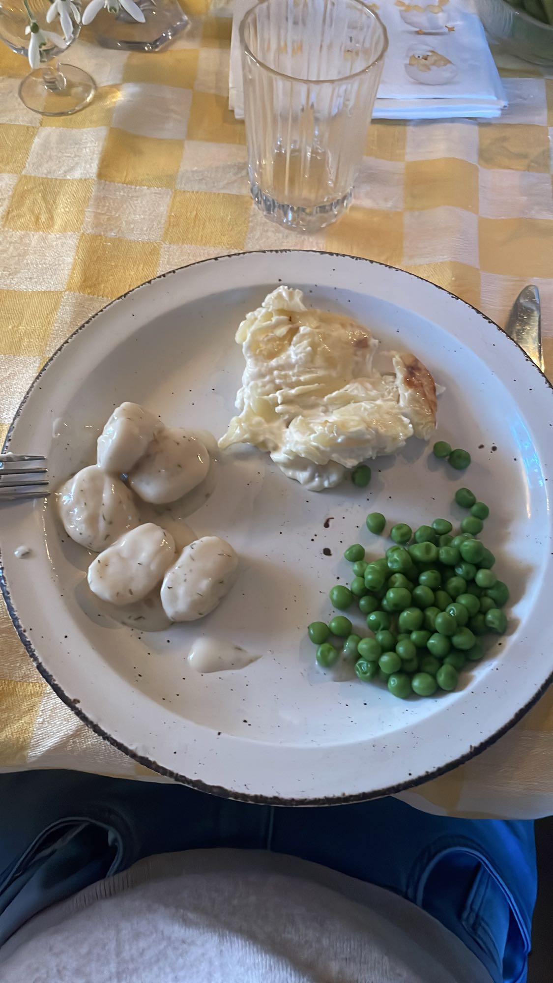 Gnocchi med ägg och ärtor