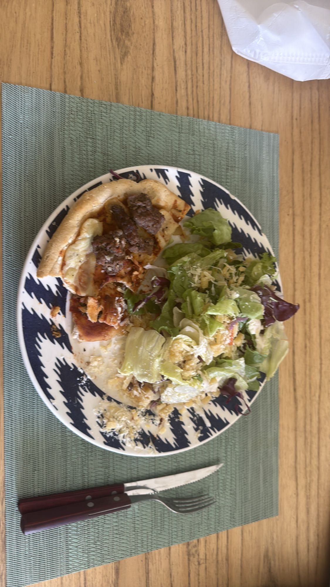 pizza con ensalada