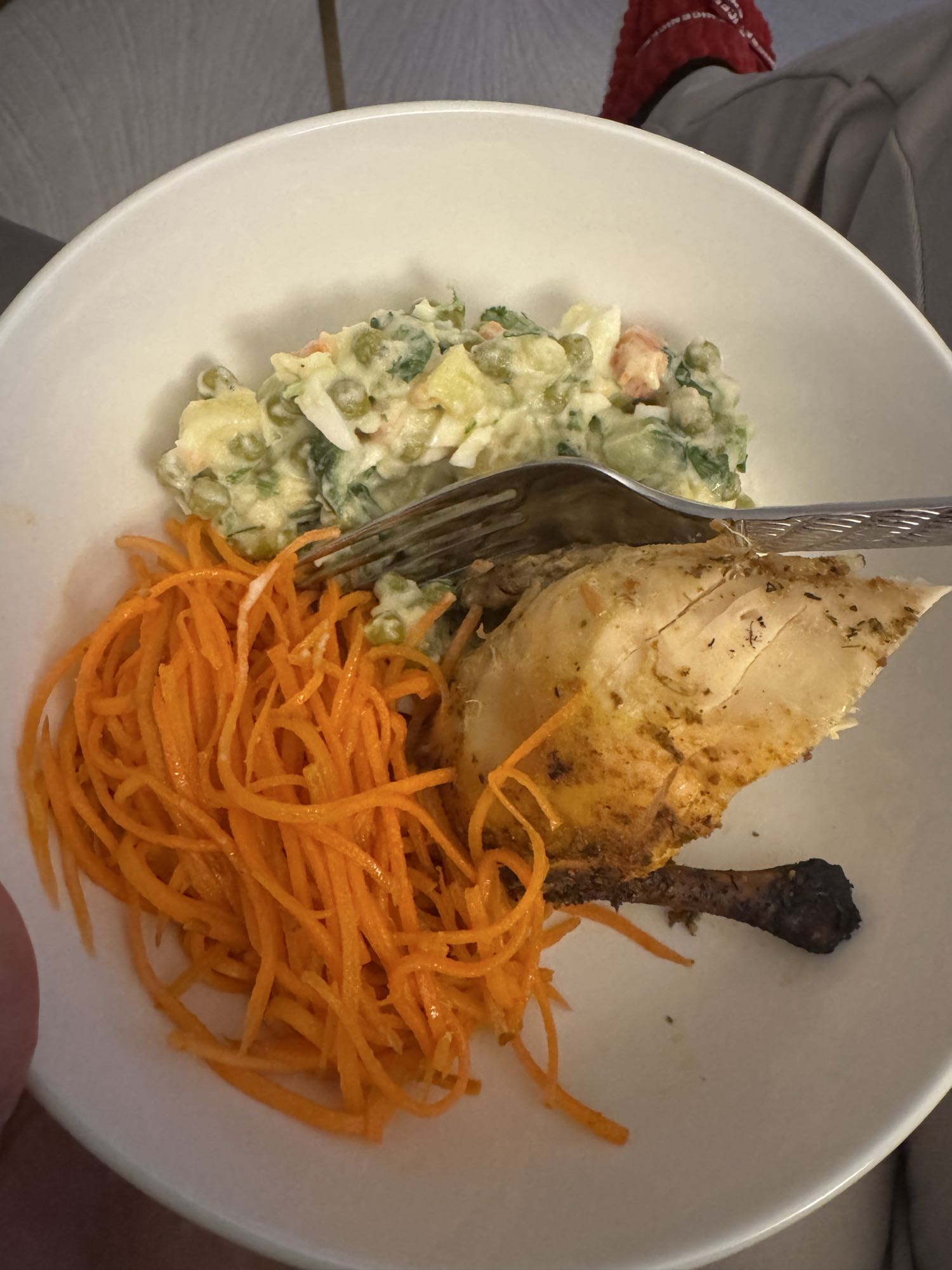 Κοτόπουλο με σαλάτες