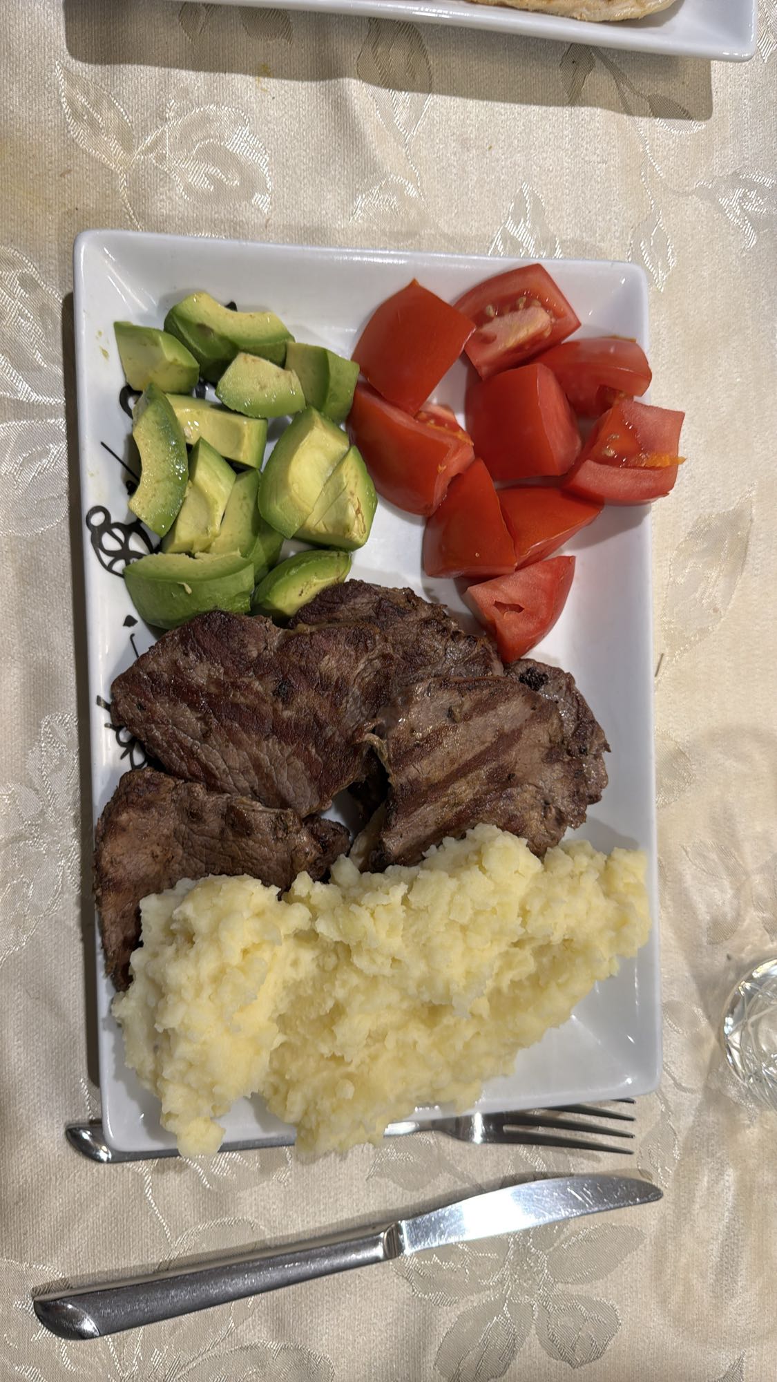 lomo de res con puré y ensalada