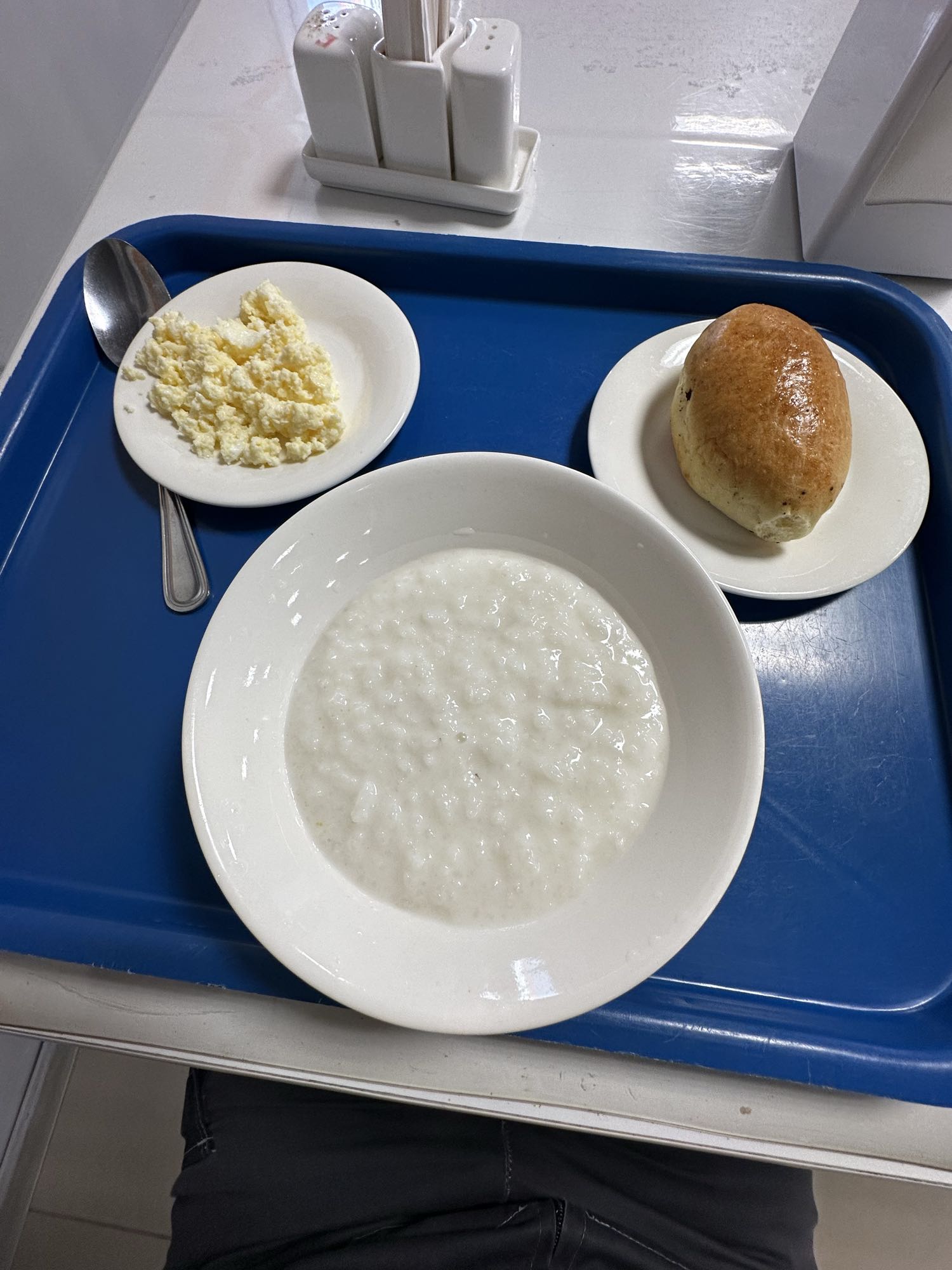 Каша с творогом и булочкой