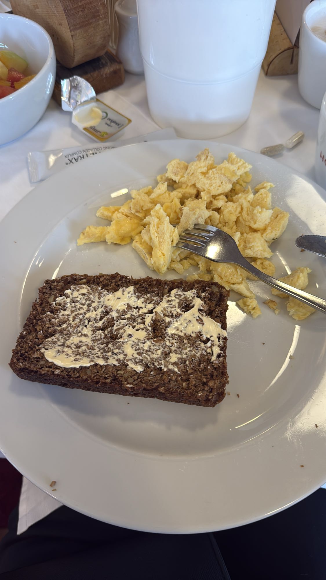 roerei met donker brood