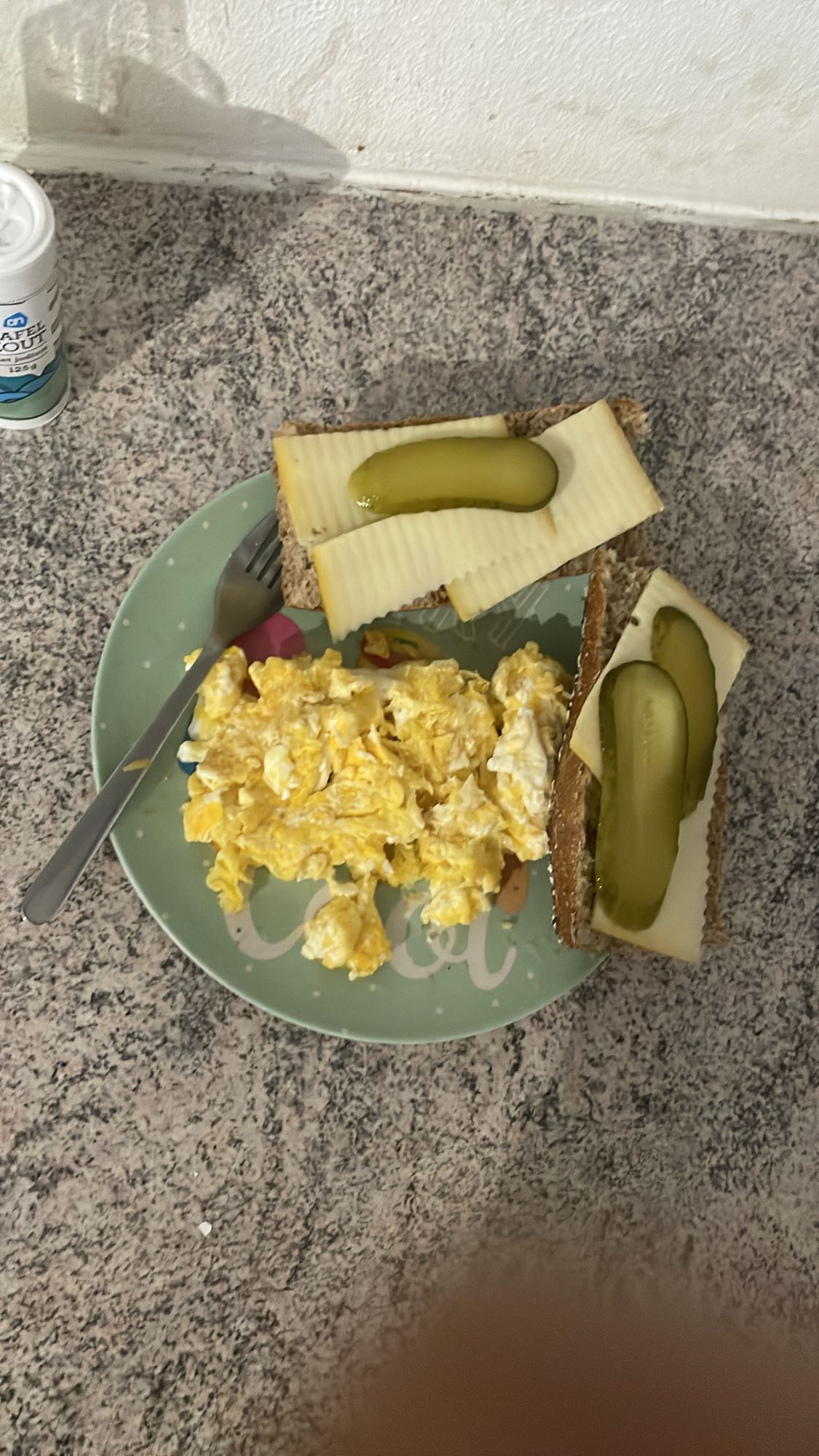 Jajecznica z kanapkami